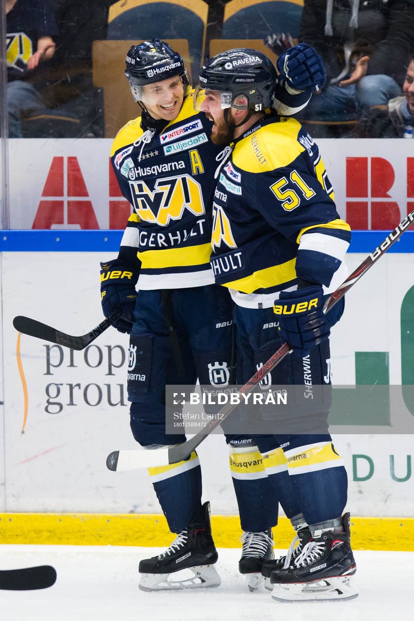 s HV71:s David Ullström och Marc Zanetti jublar