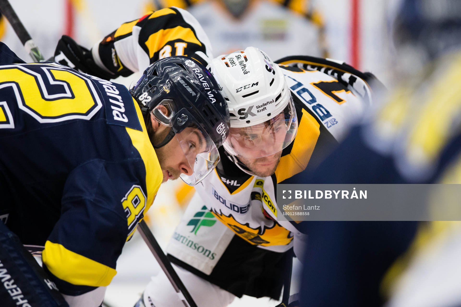 s Kevin Stenlund tekar mot Skellefteås Pontus Petterström