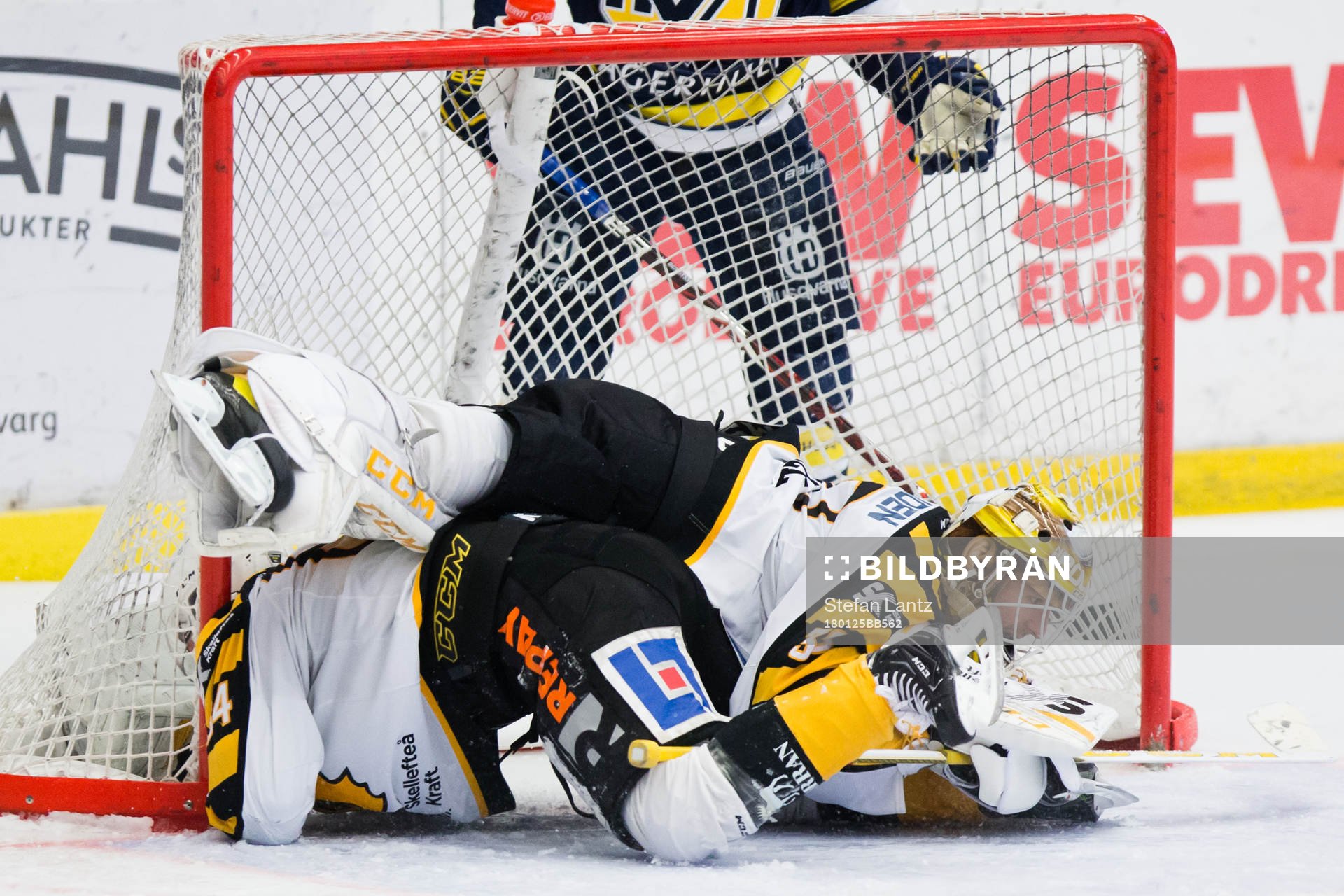 Skellefteås Jonathan Pudas och målvakt Gustaf Lindvall