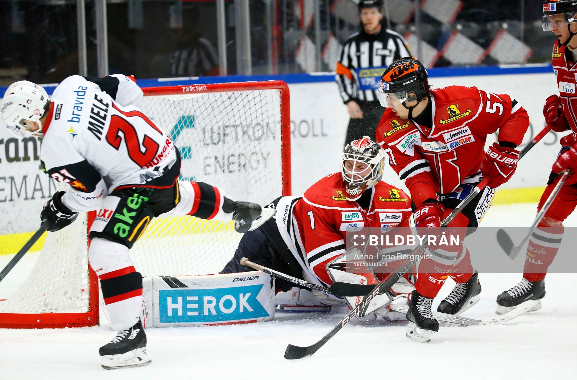 Malmö Redhawks Andy Miele oroar framför Örebros målvakt