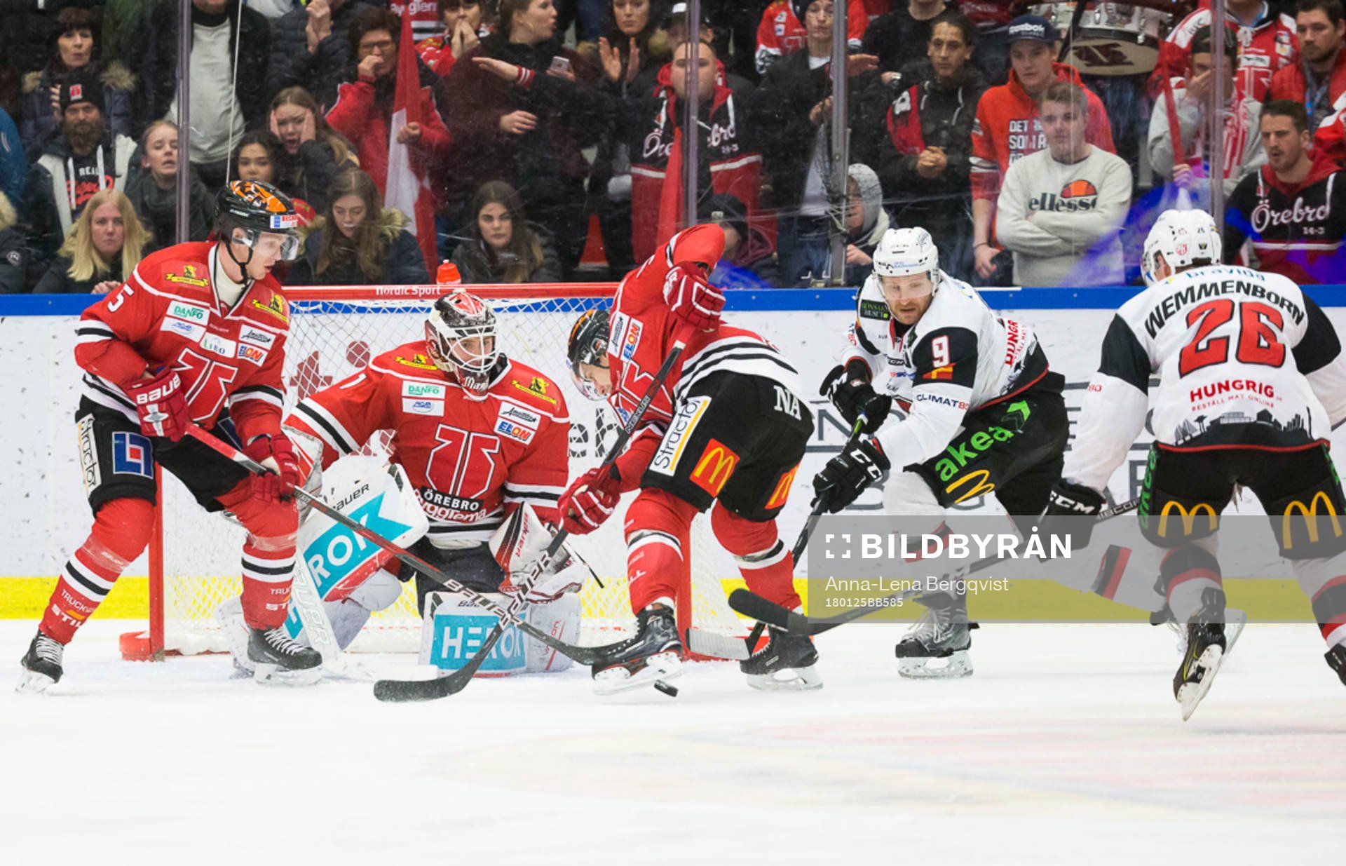 Örebros målvakt Isak Mantler fokuserar puck