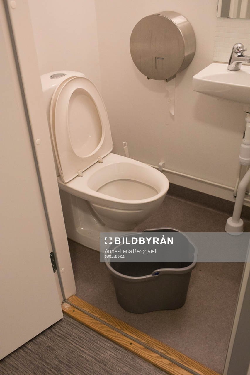 En generell bild på en toalettstol och hink