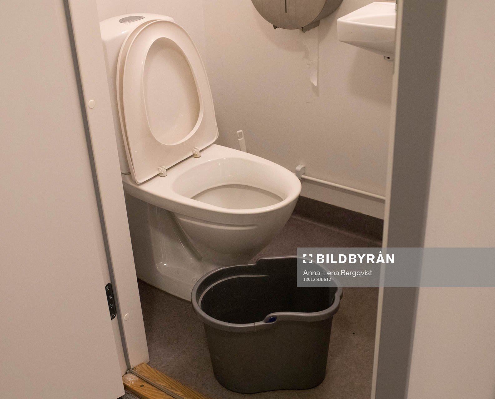 En generell bild på en toalettstol och hink