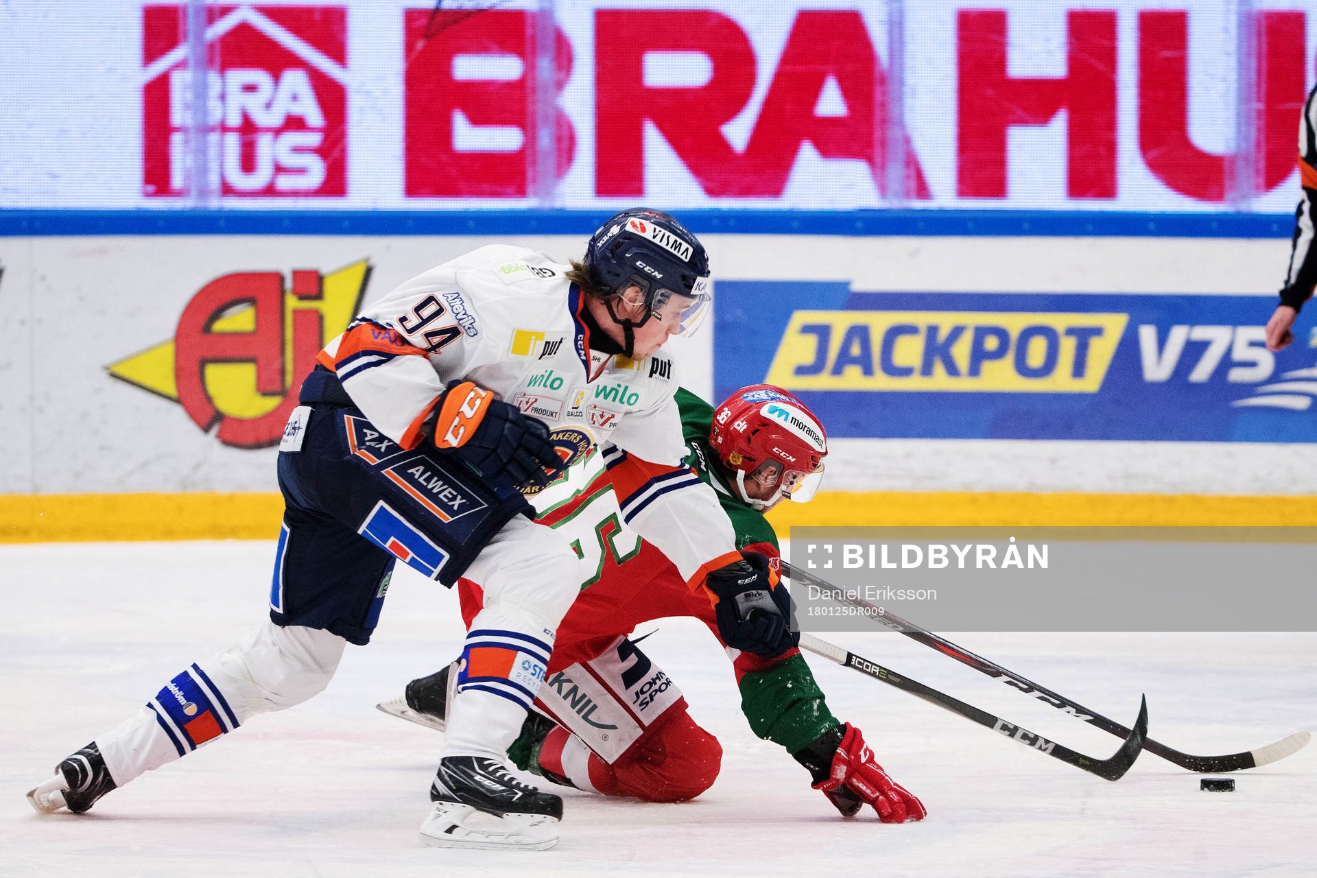 Växjös Joel Persson och Moras Jason Akeson  i kamp om