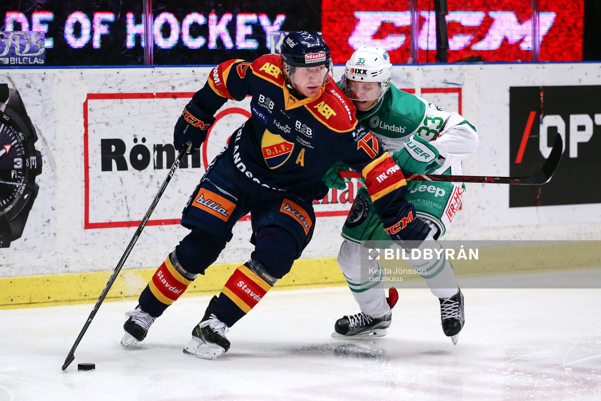 Djurgårdens Henrik Eriksson och Rögles Samuel Jonsson i