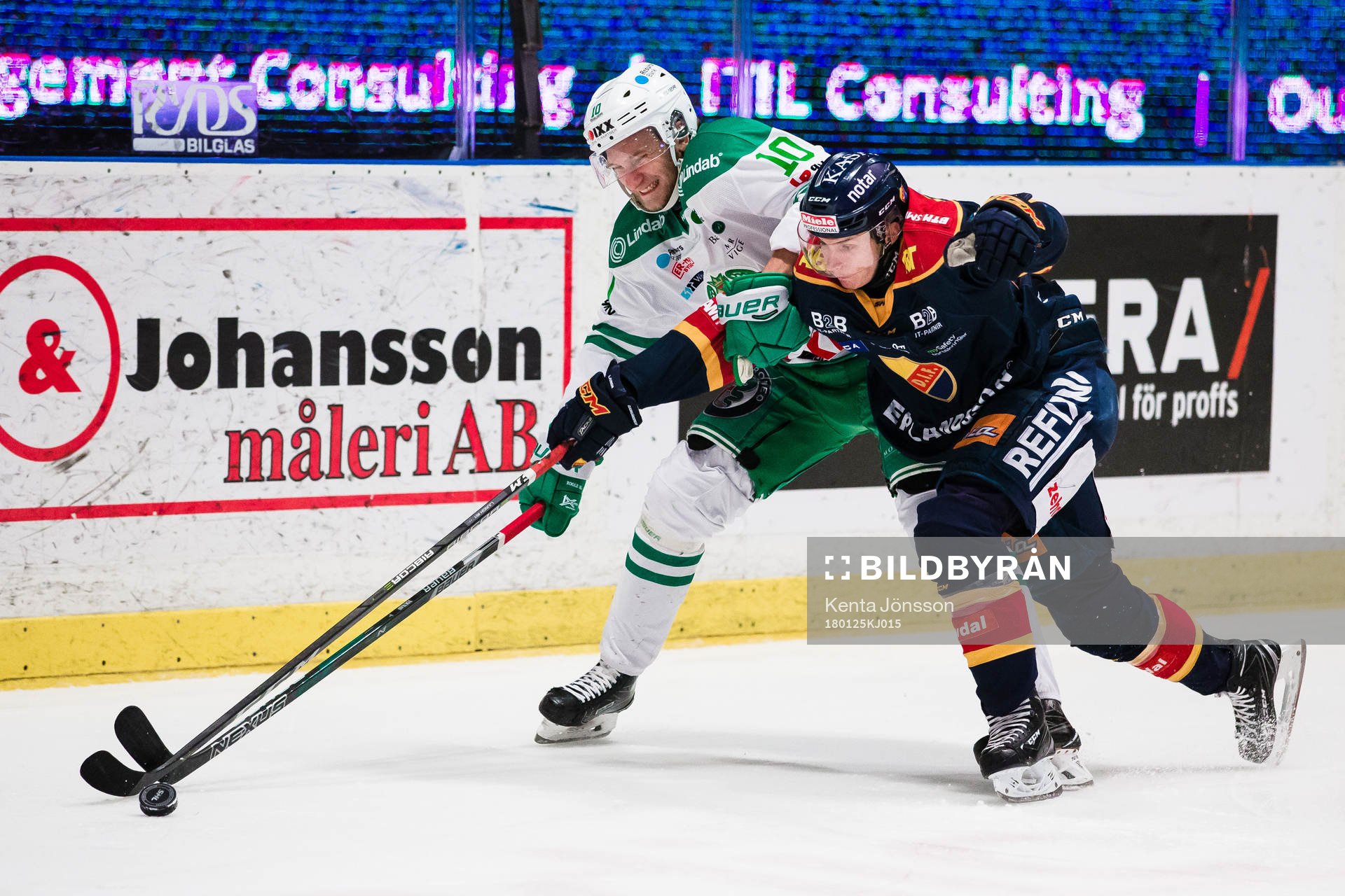 Djurgårdens Gustav Possler i kamp om pucken Rögles