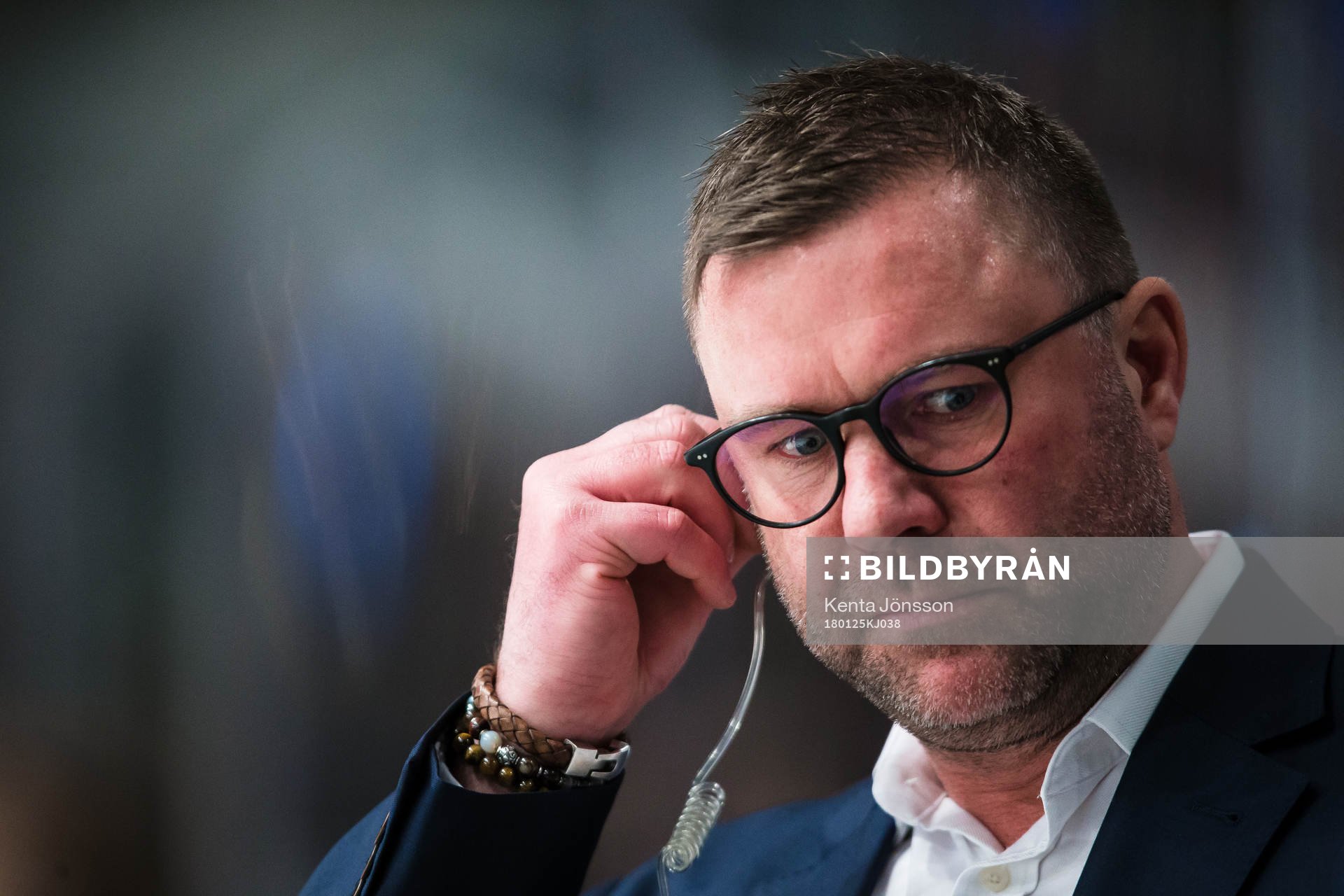 Rögles assisterande tränare Partik Ross med ett headset