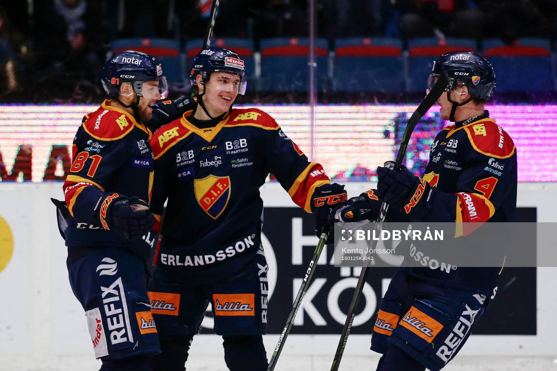 Djurgårdens Tom Nilsson (mitten) jublar med Calle