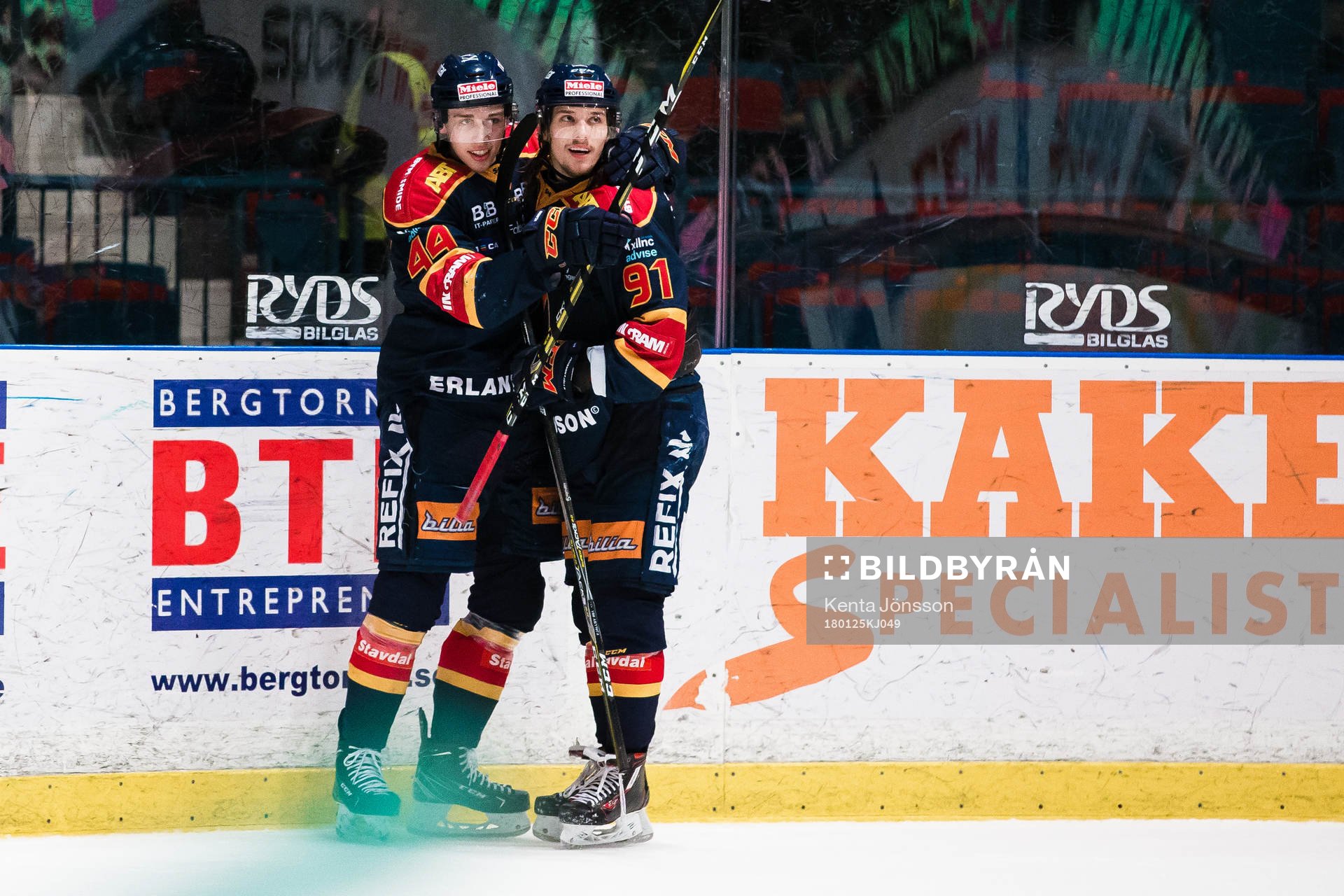 Djurgårdens Lukas Vejdemo jublar med Axel Jonsson Fjällby
