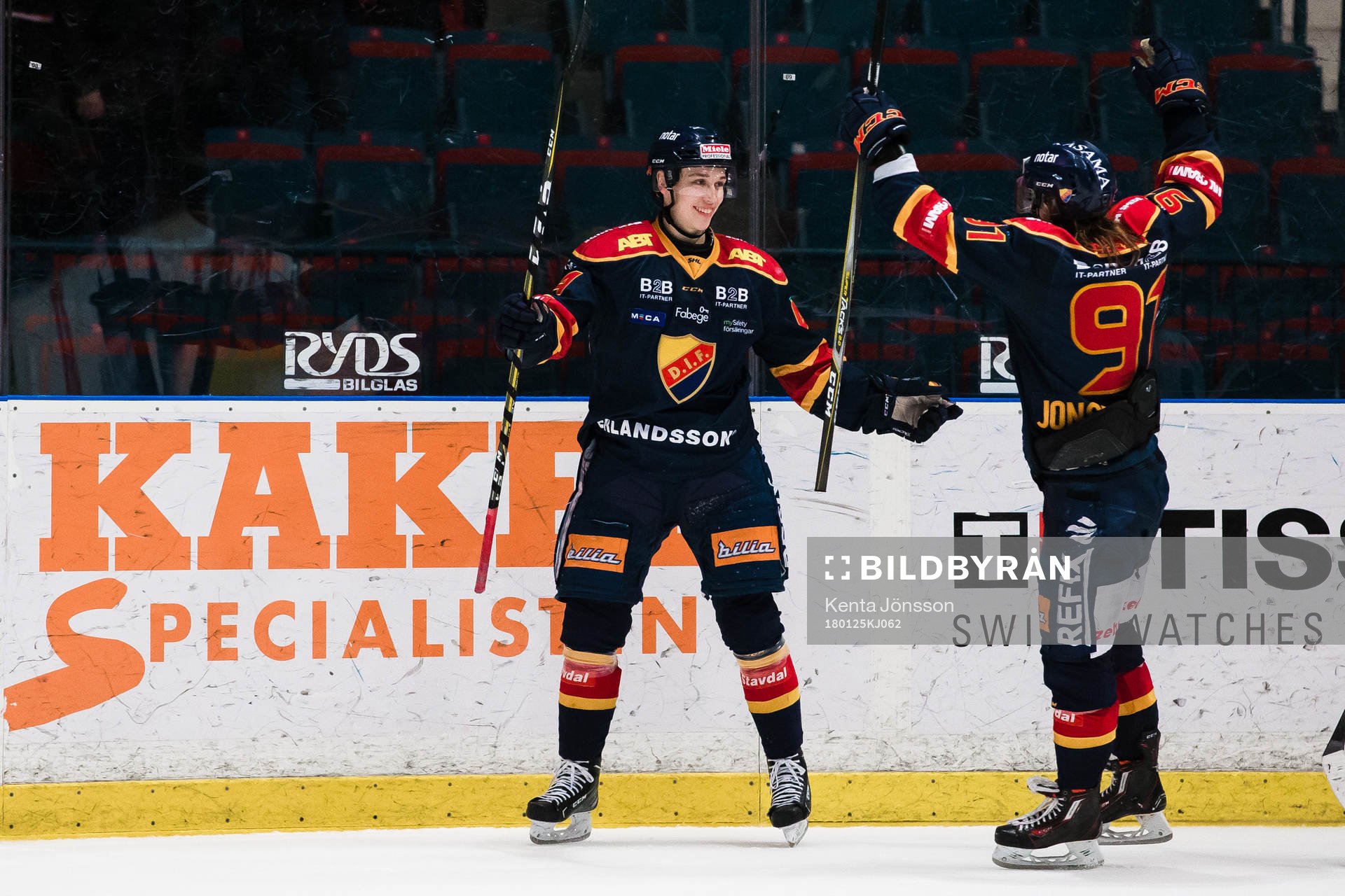 Djurgårdens Lukas Vejdemo jublar med Axel Jonsson Fjällby