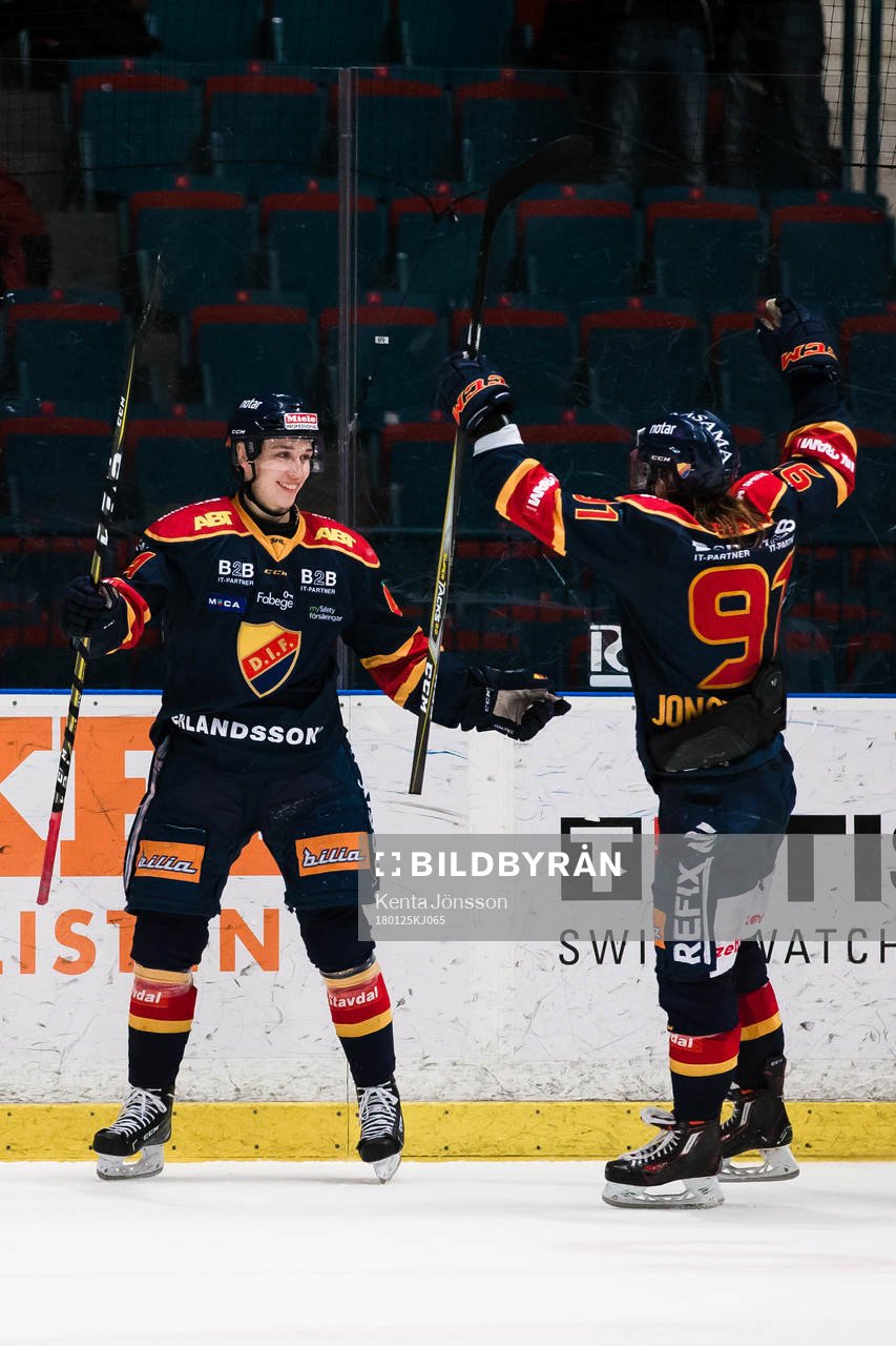 Djurgårdens Lukas Vejdemo jublar med Axel Jonsson Fjällby