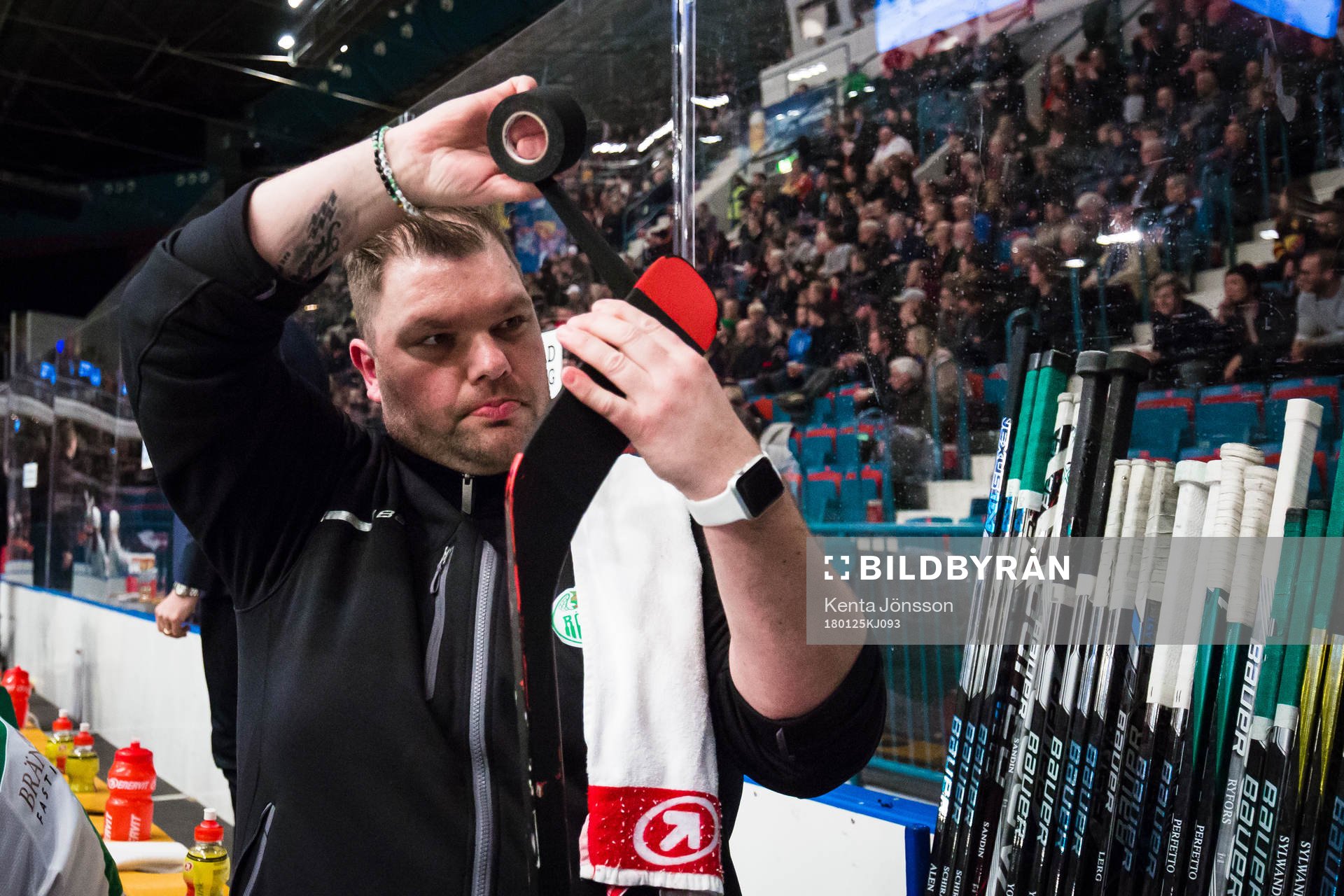 Rögles materialförvaltare Fredrik Andersen lindar en