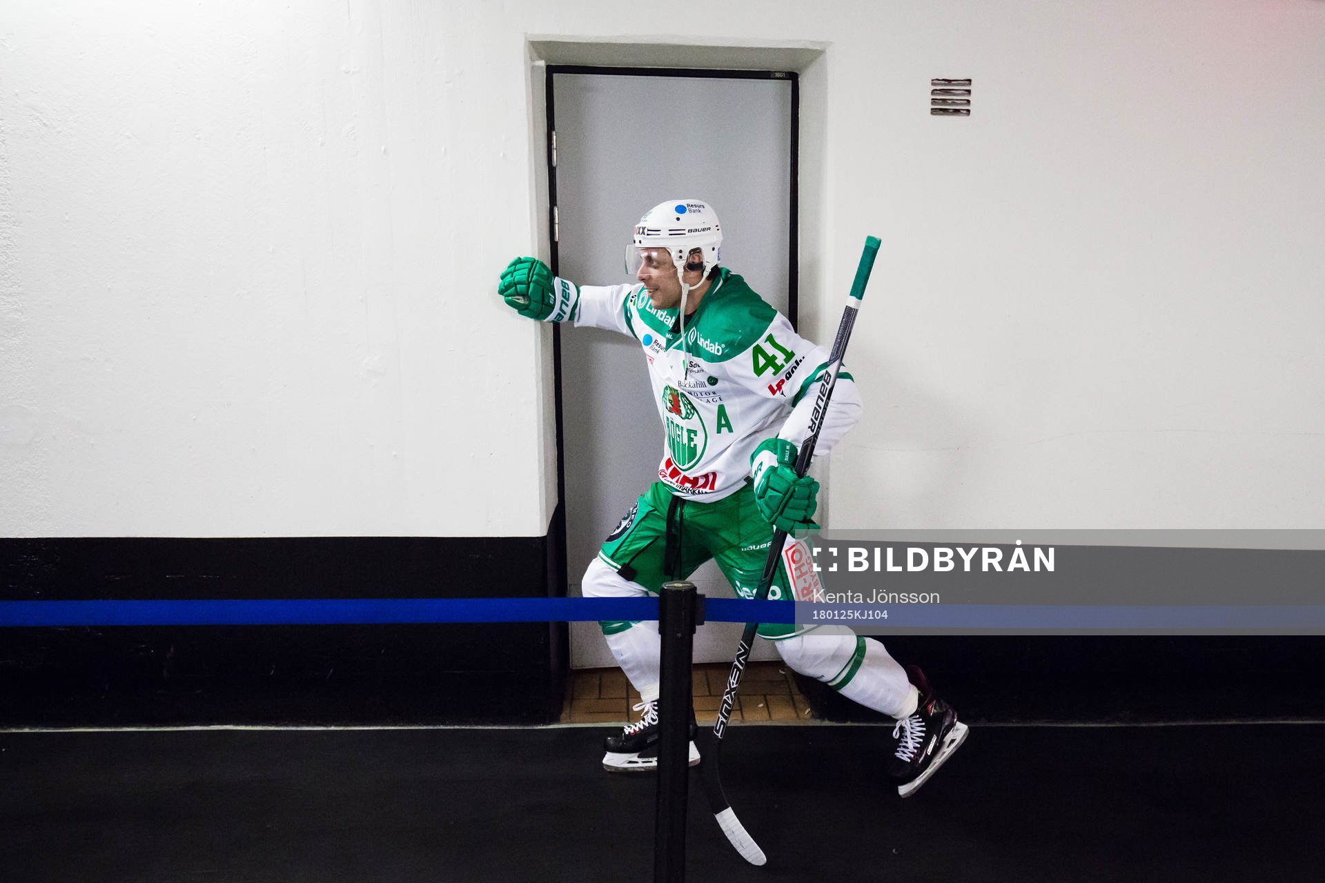 Rögles Daniel Widing stretchar innan ishockeymatchen i SHL