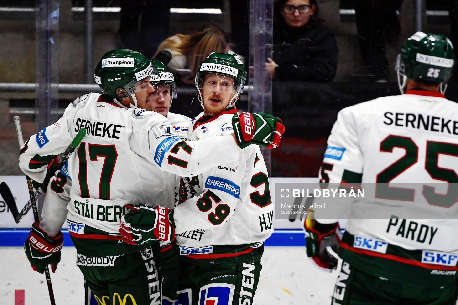 Frölundas Simon Hjalmarsson jublar med lagkamrater