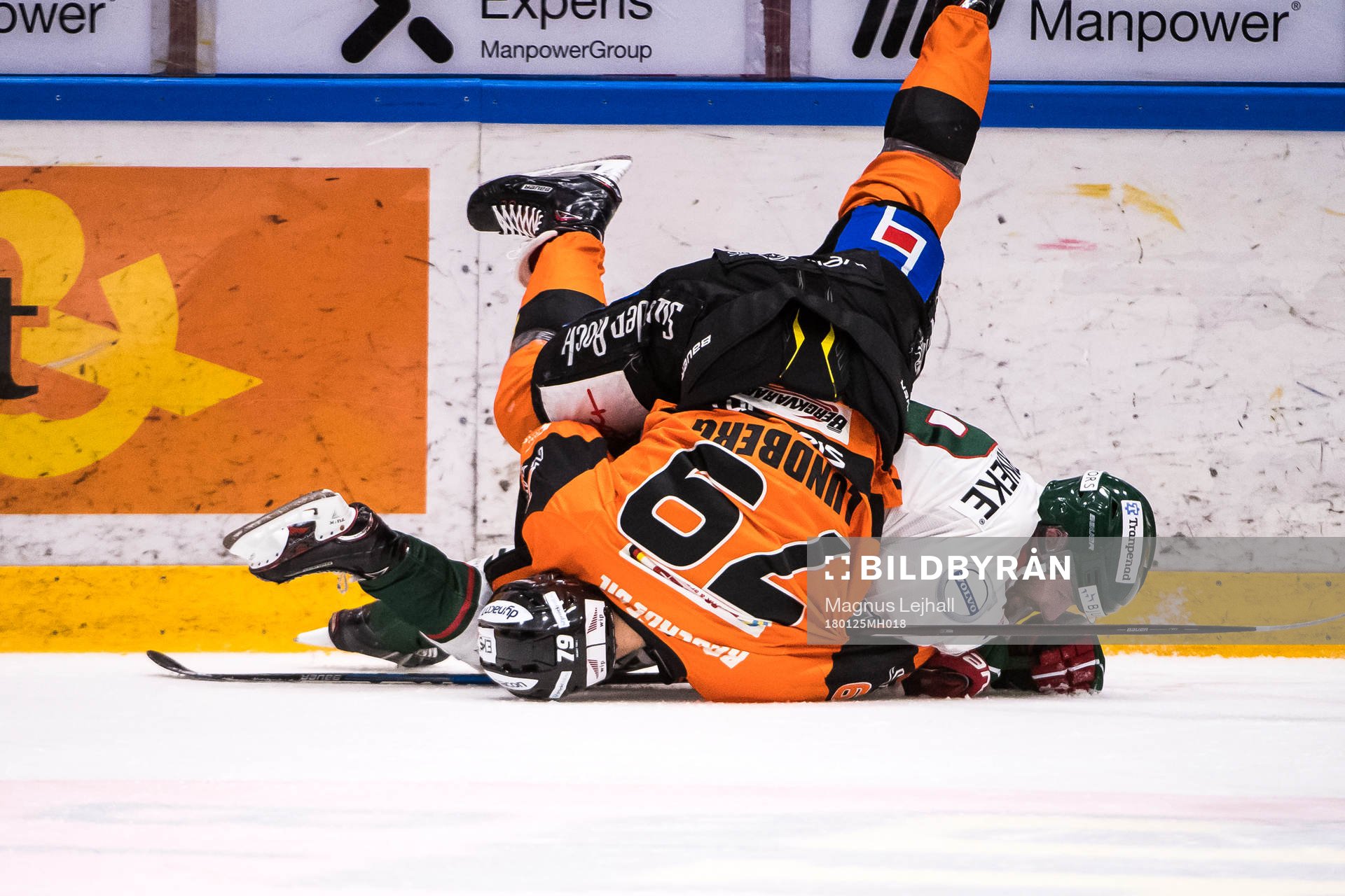 Frölundas Jan Mursak och  Karlskronas Emil Lundberg i