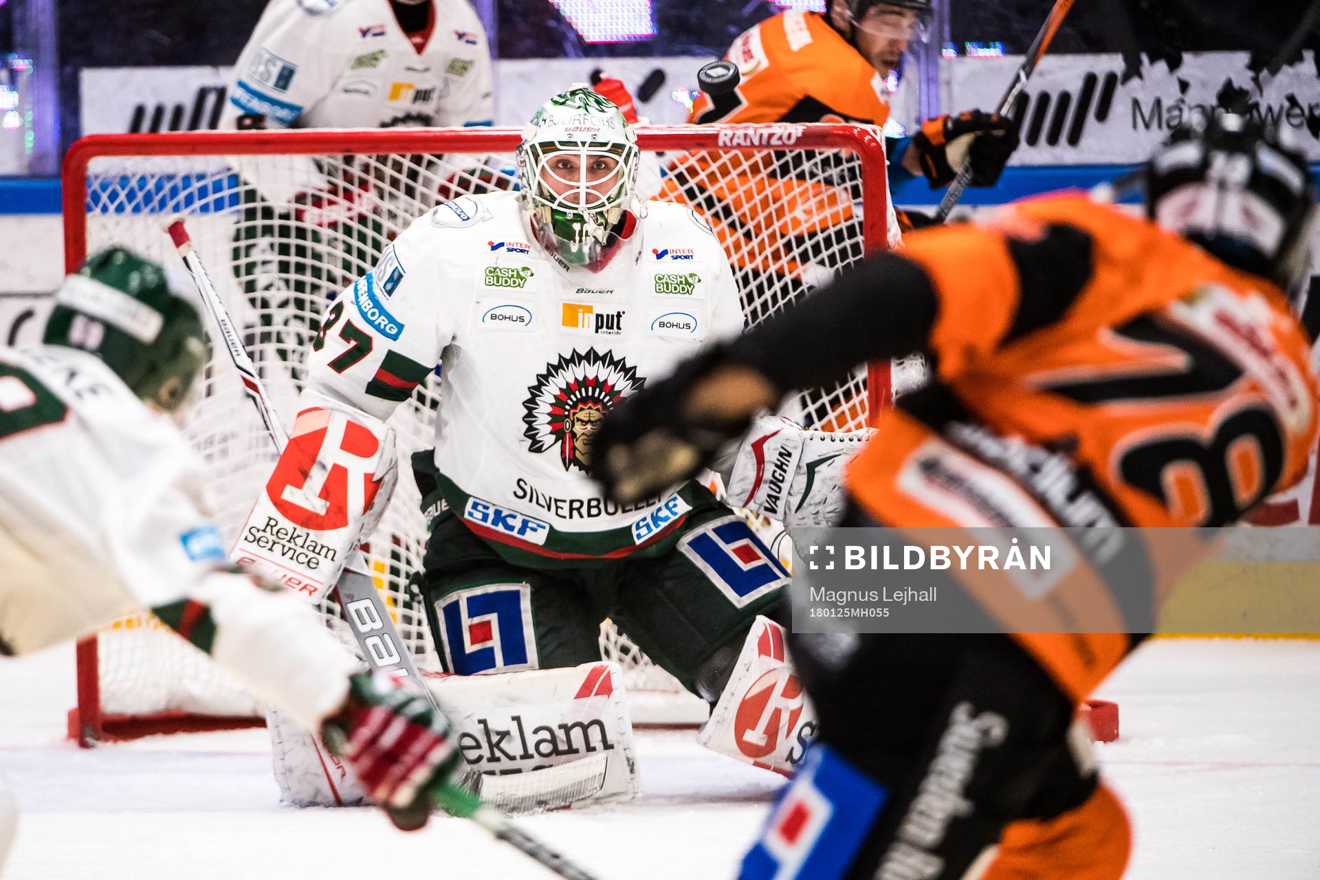 Karlskronas Akim Aliu  skjuter mot Frölundas målvakt