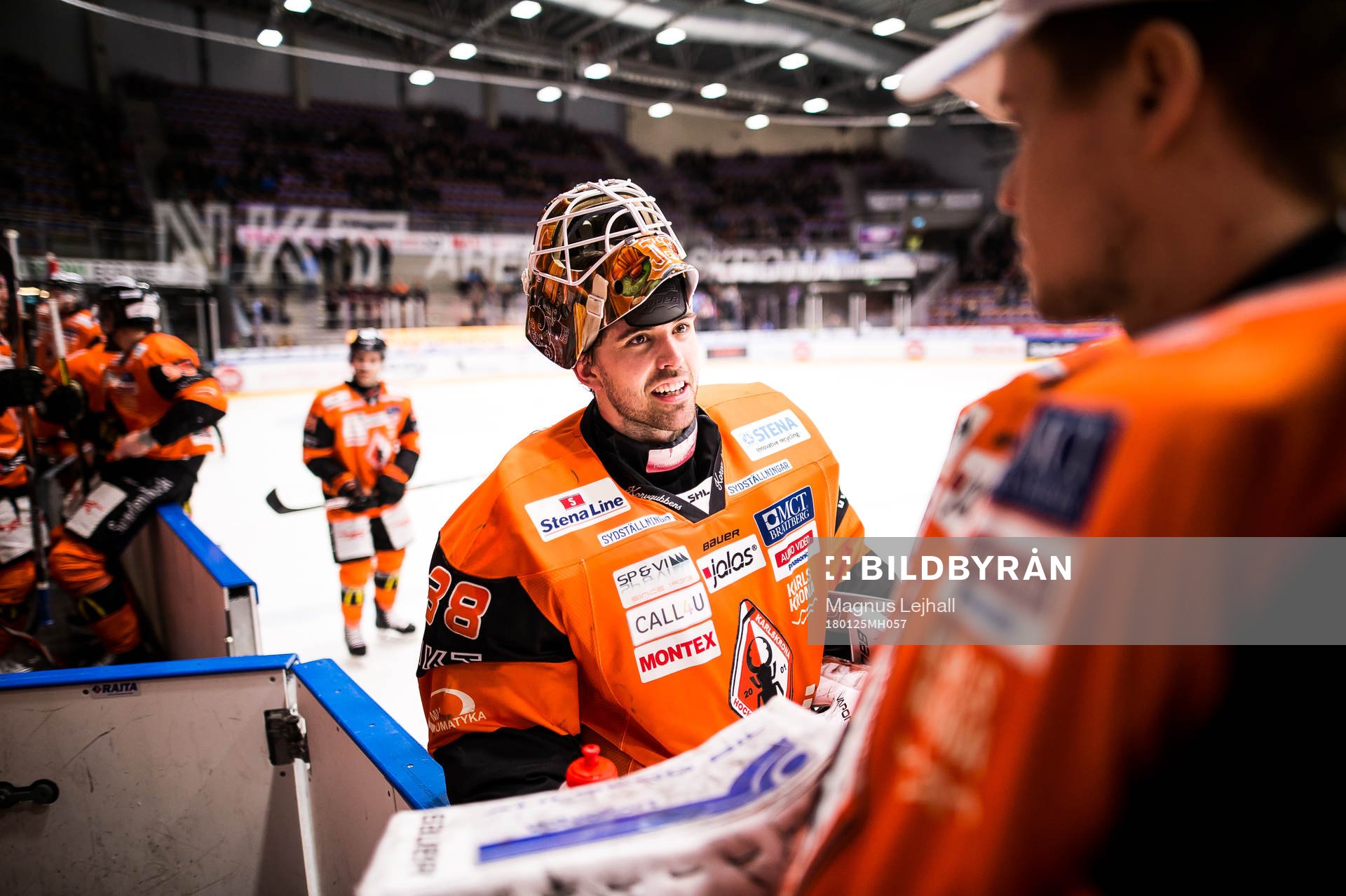 Karlskronas målvakt Johannes Jönsson i samtal med