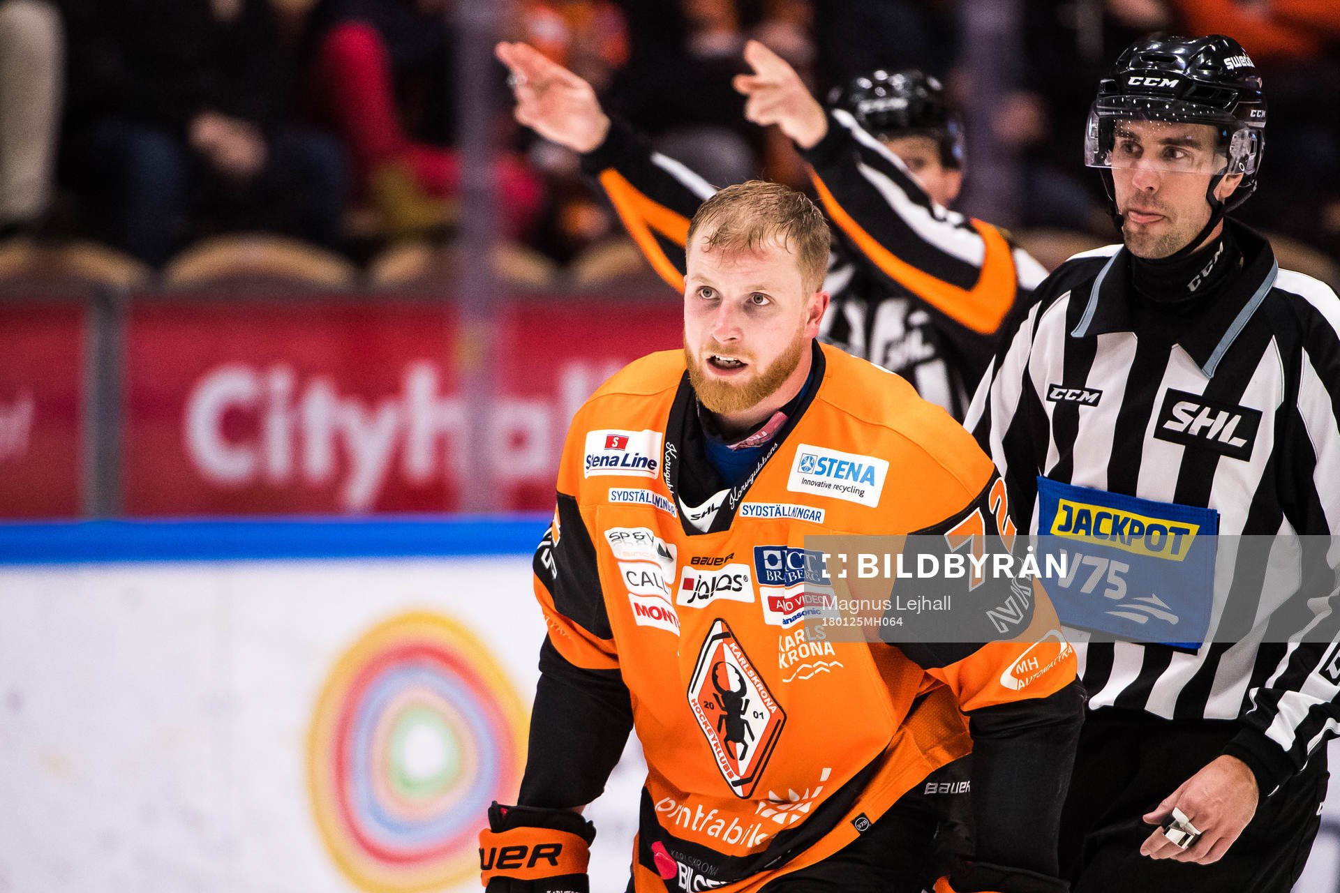 Karlskronas Joachim Rohdin utan hjälm på väg ut