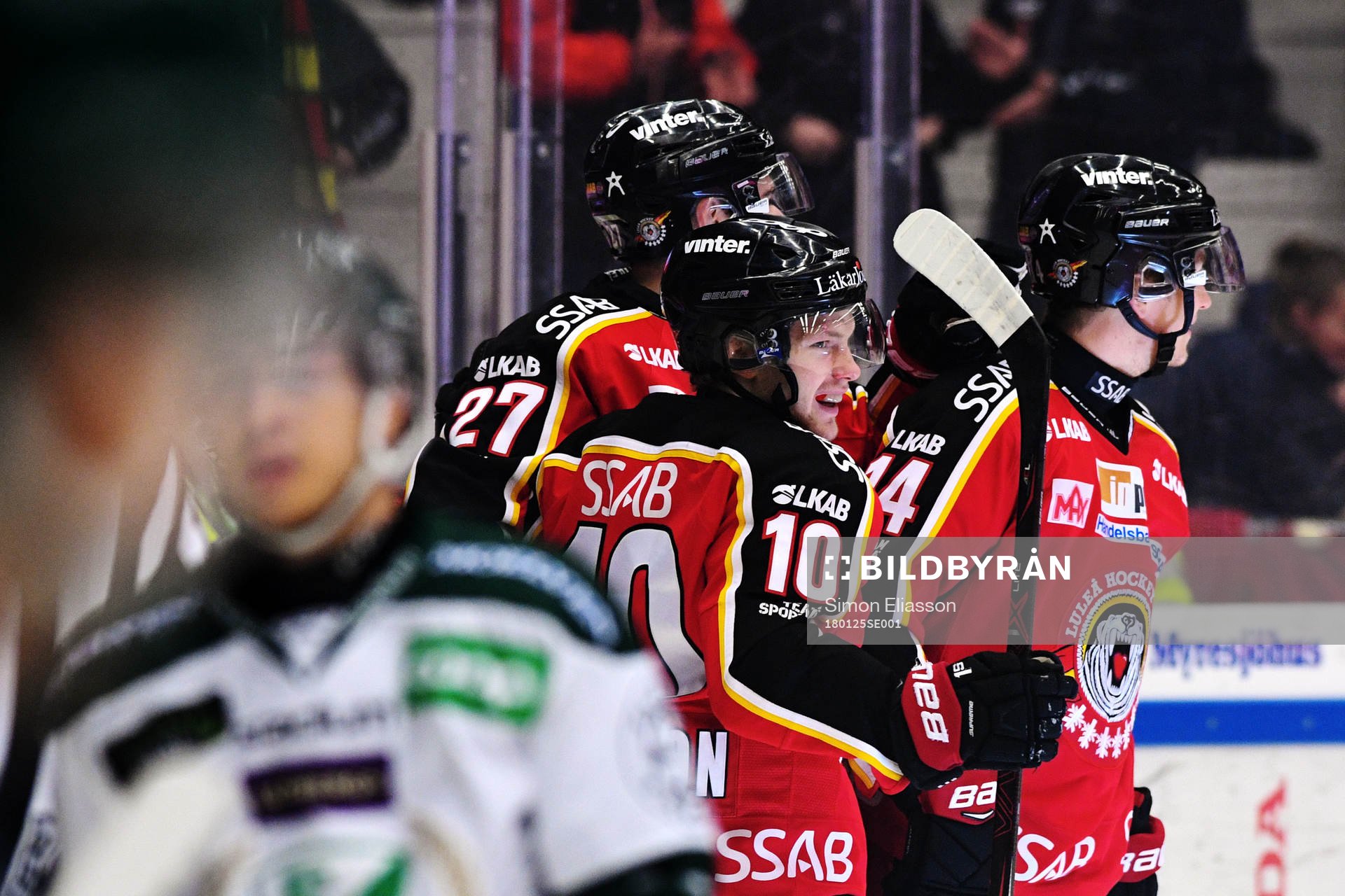 Luleås Einar Emanuelsson jublar med lagkamrater