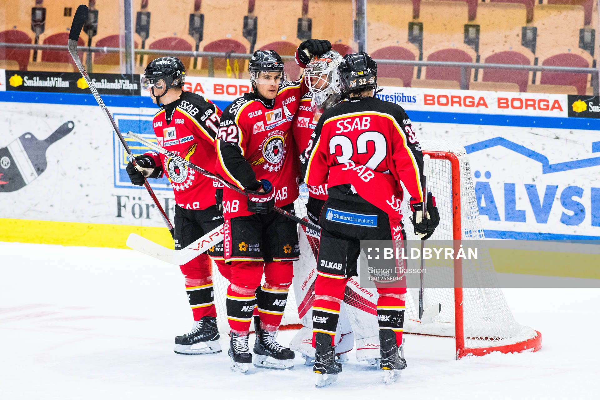 Luleås Karl Fabricius och målvakt Filip Gustavsson jublar