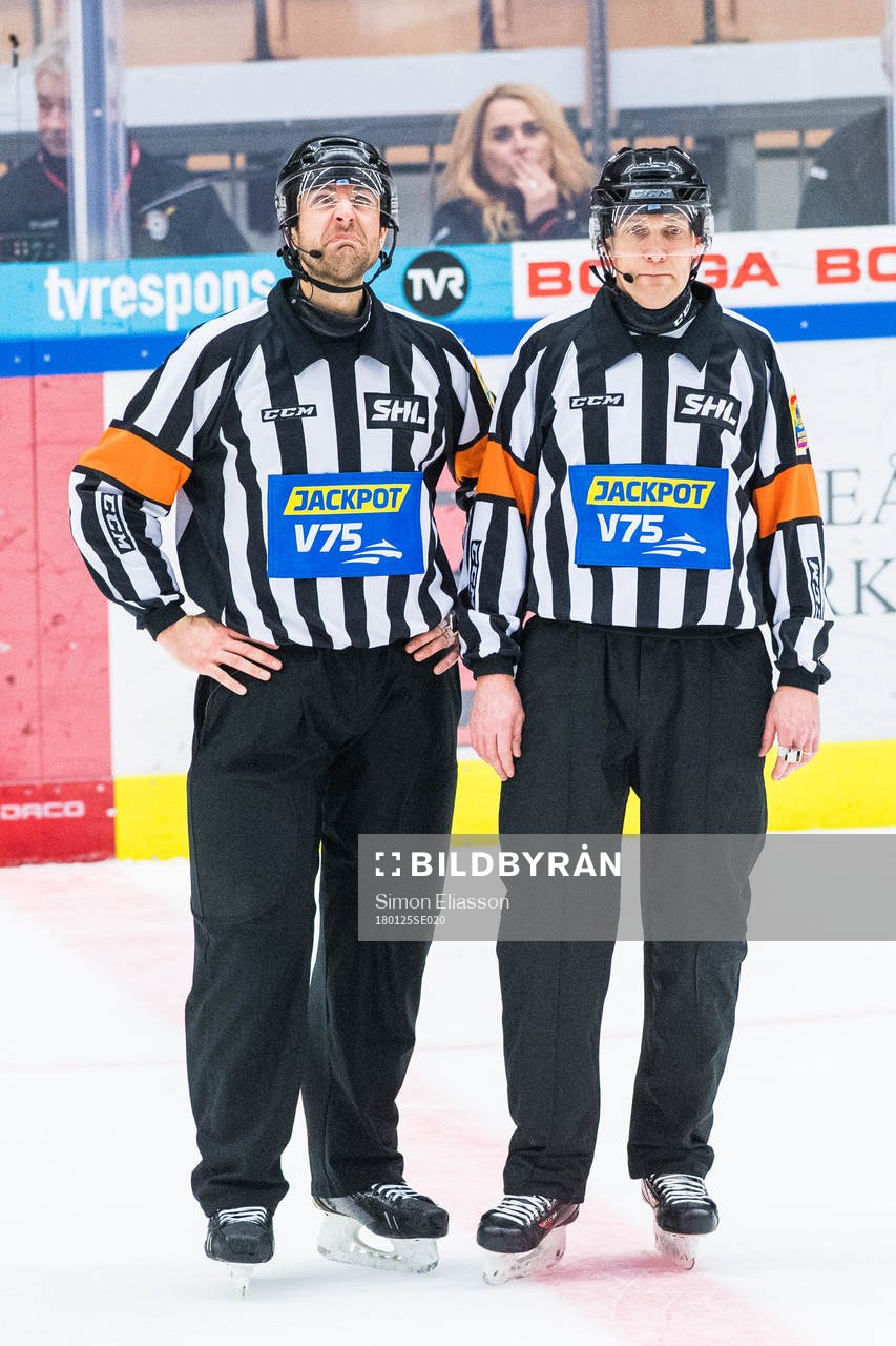 Domarna Mikael Sjöqvist och Morgan Johansson