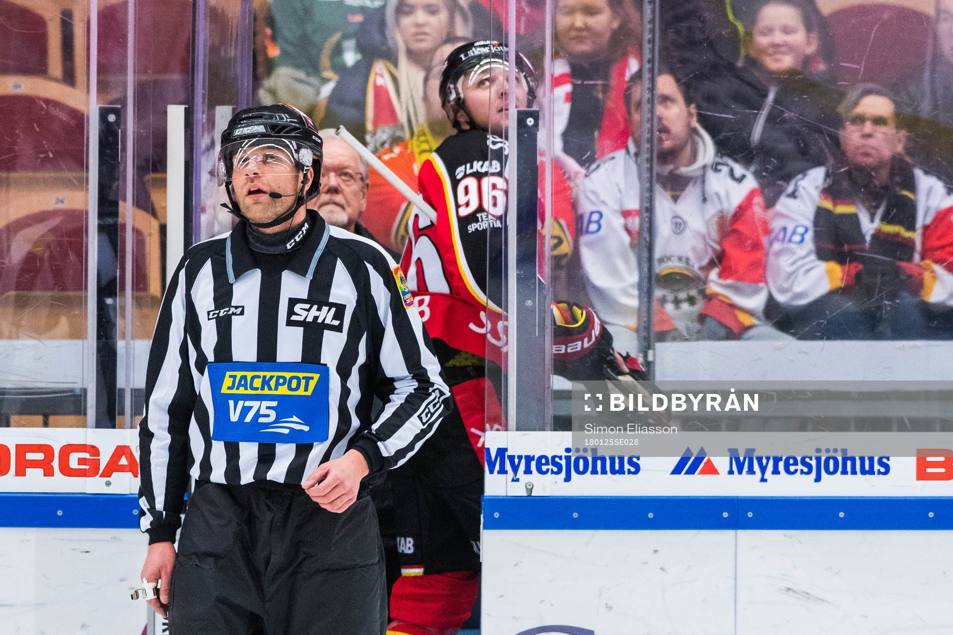 Linjedomare Emil Yletyinen och Luleås Robin Kovacs