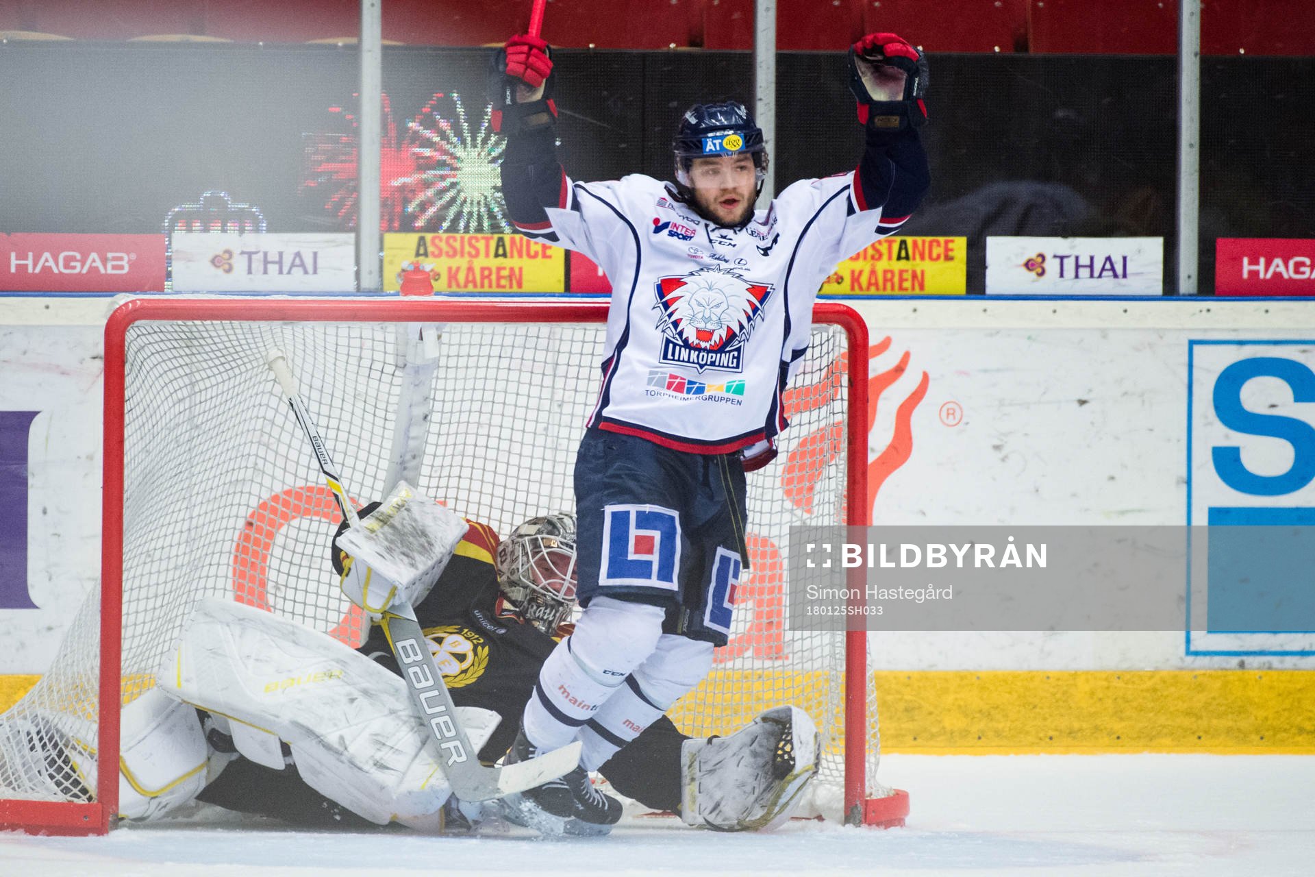 Linköpings Jimmy Andersson kolliderar med Brynäs målvakt