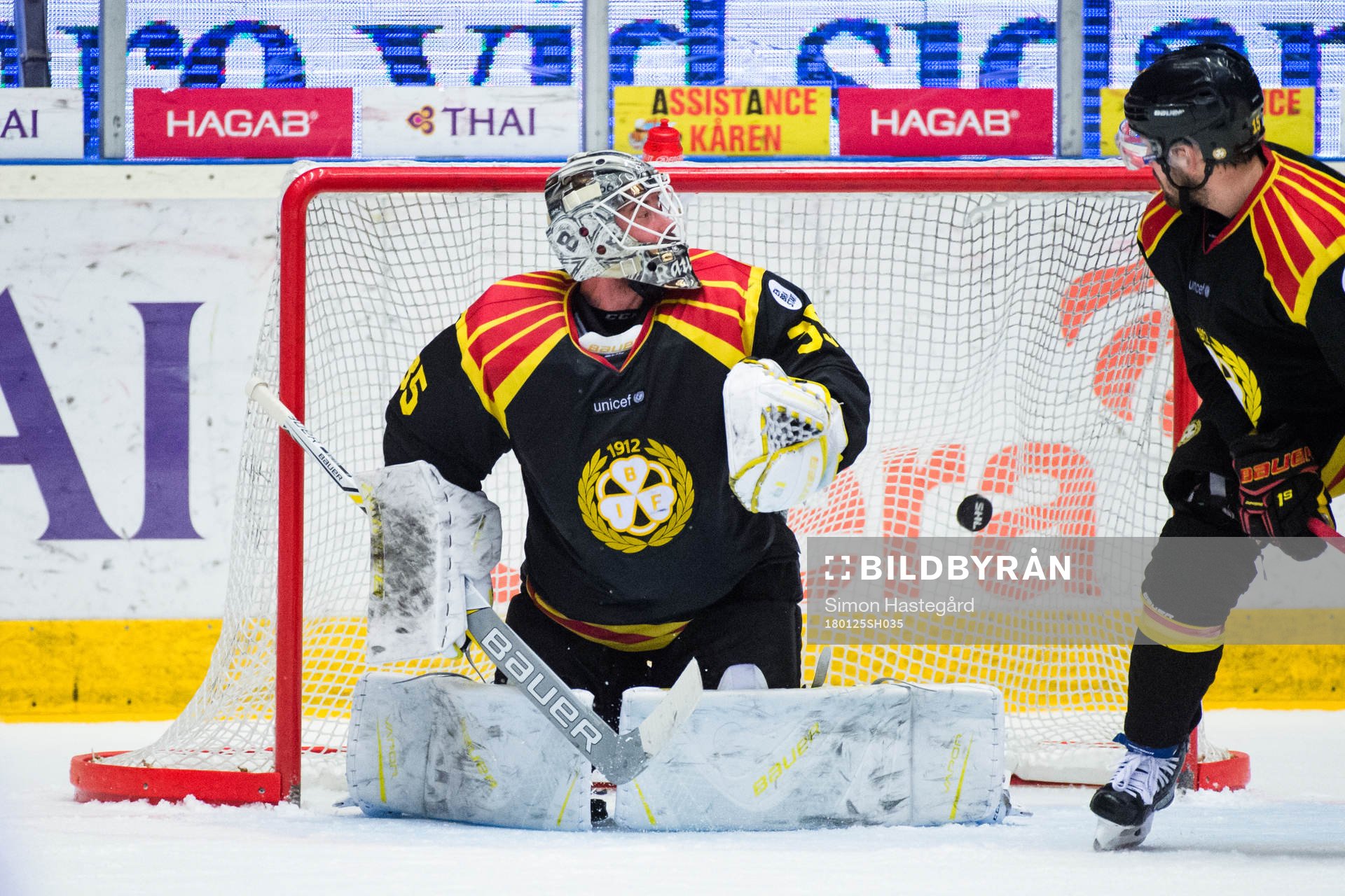 Linköpings Niklas Persson , ej i bild, gör 1-3 bakom