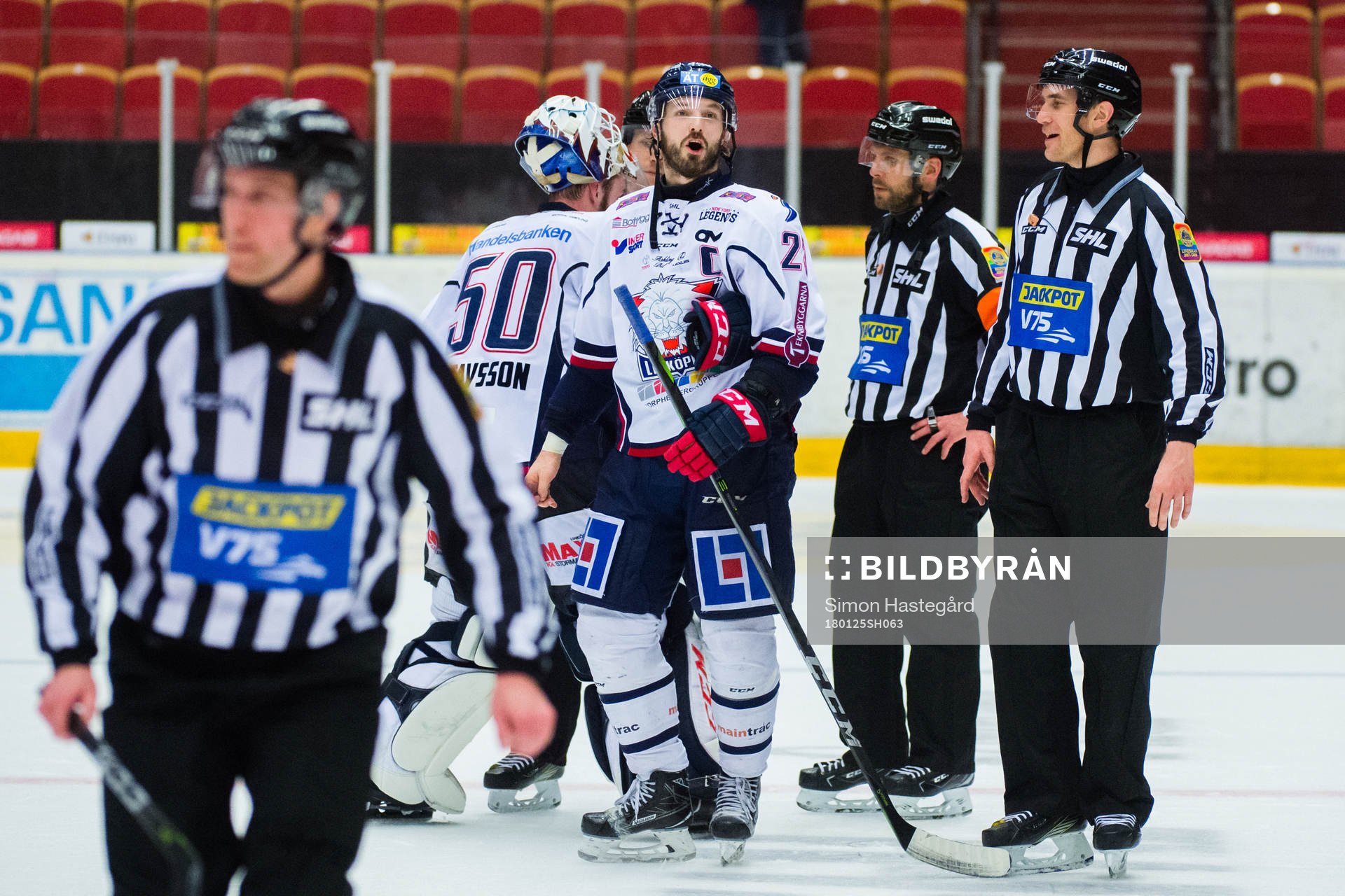 Linköpings Niklas Persson i samtal med domarna