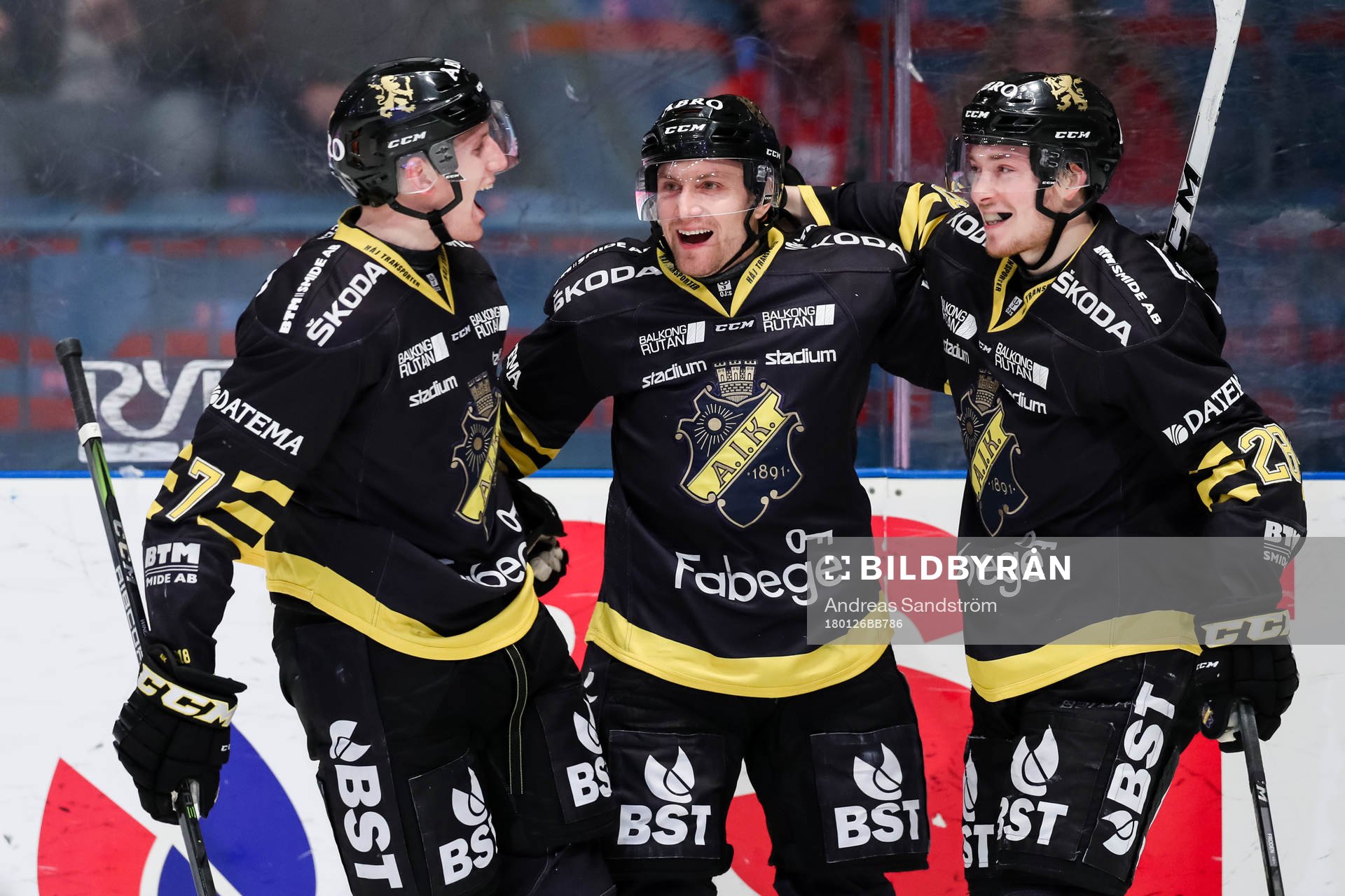 s Filip Windlert, Jens Jakobs och Jesper Fröden jublar