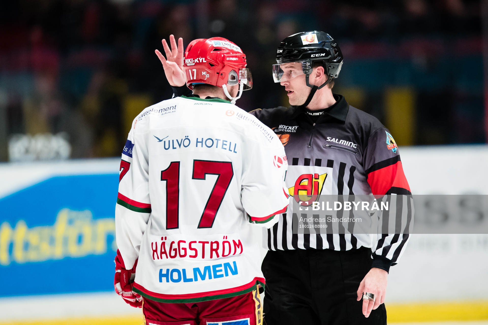 Domare Thomas Andersson diskuterar med Modos Magnus