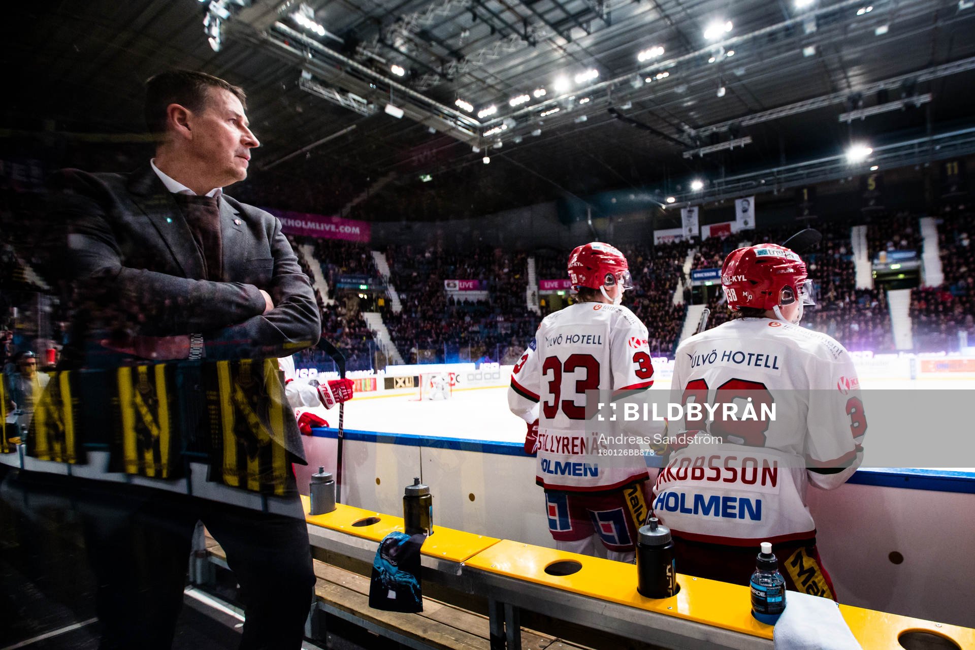 Modos tränare Hans Särkijärvi  följer spelet