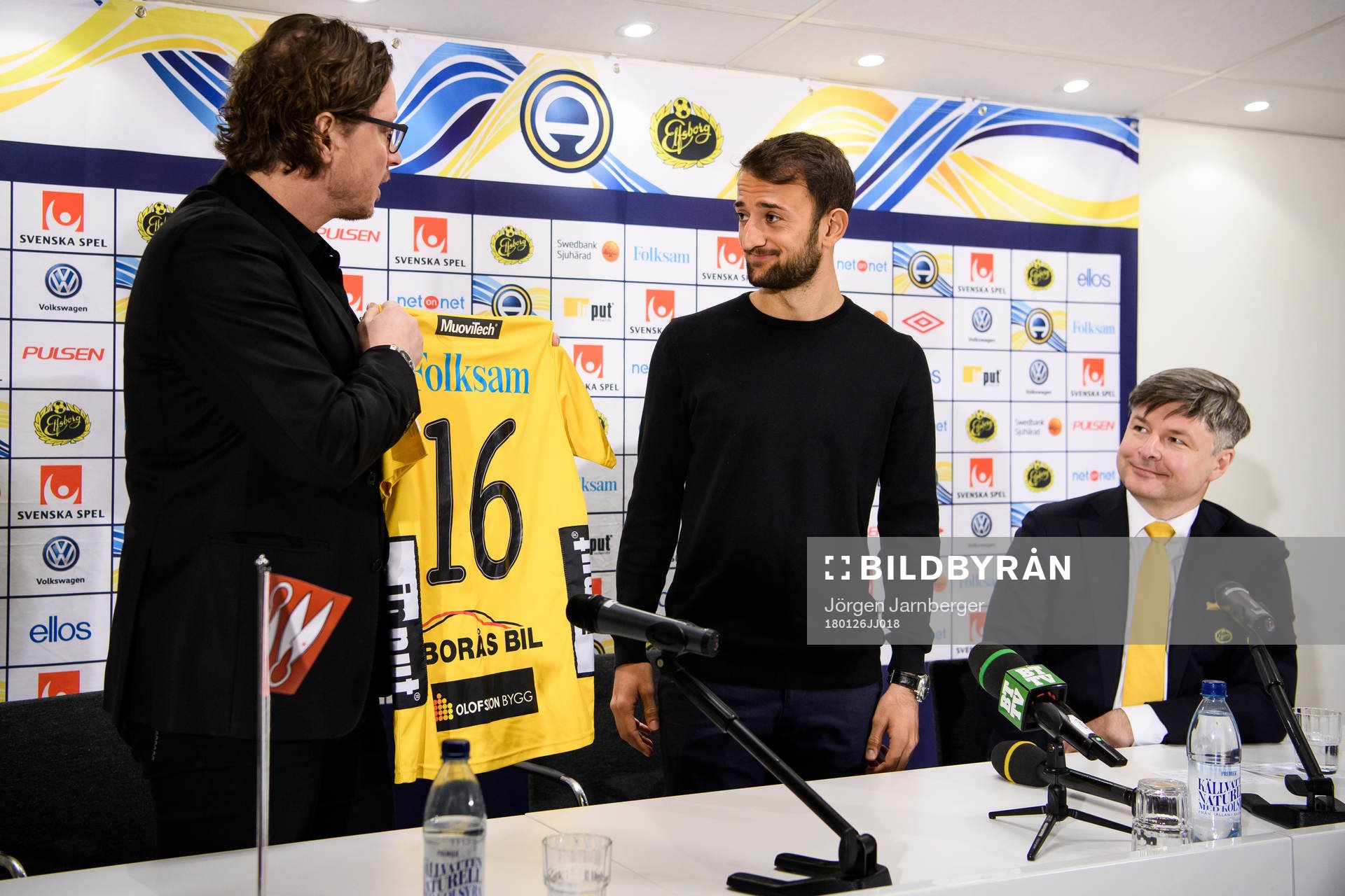 Elfsborgs klubbchef Stefan Andreasson överlämnar