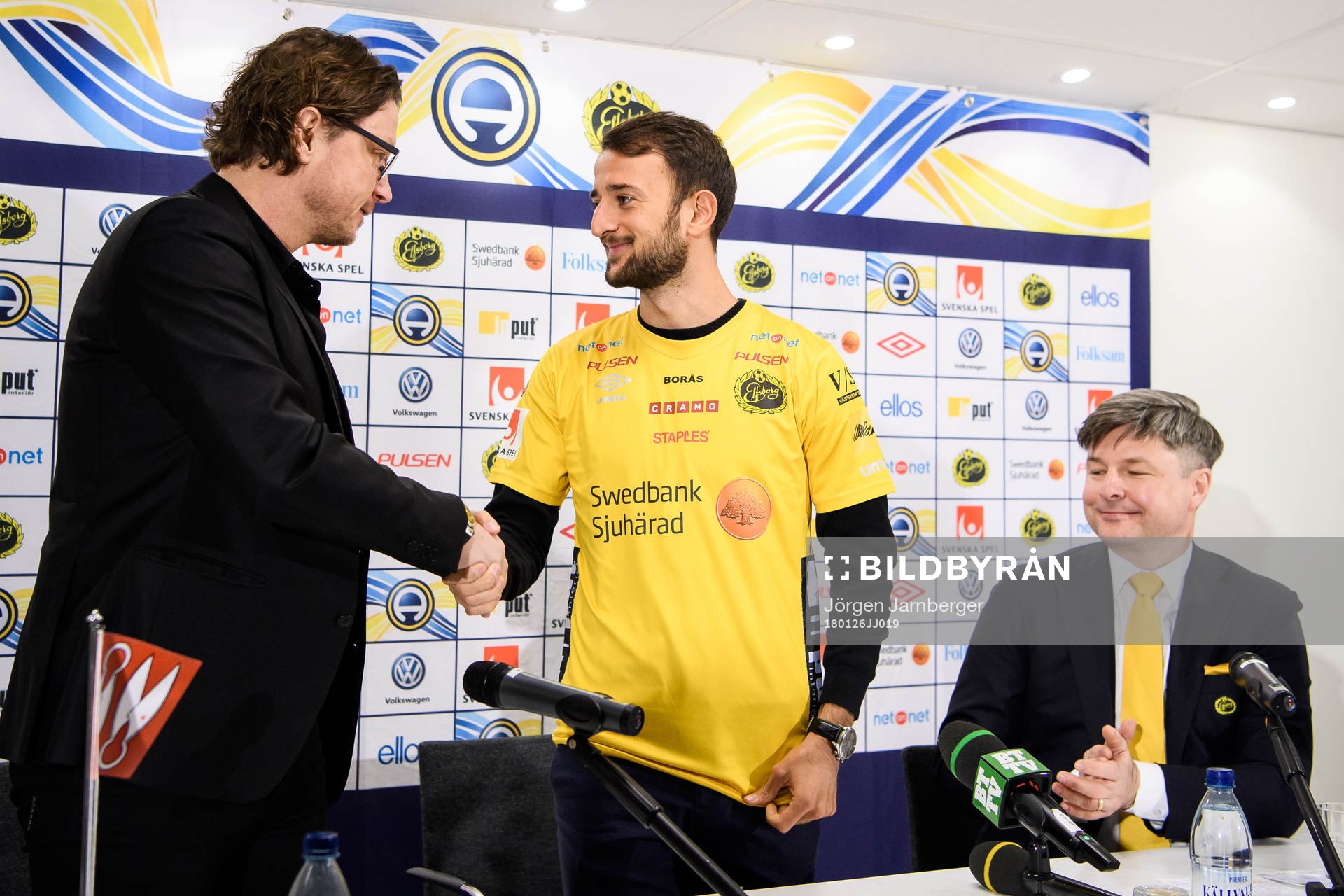 Elfsborgs klubbchef Stefan Andreasson hälsar nyförvärv