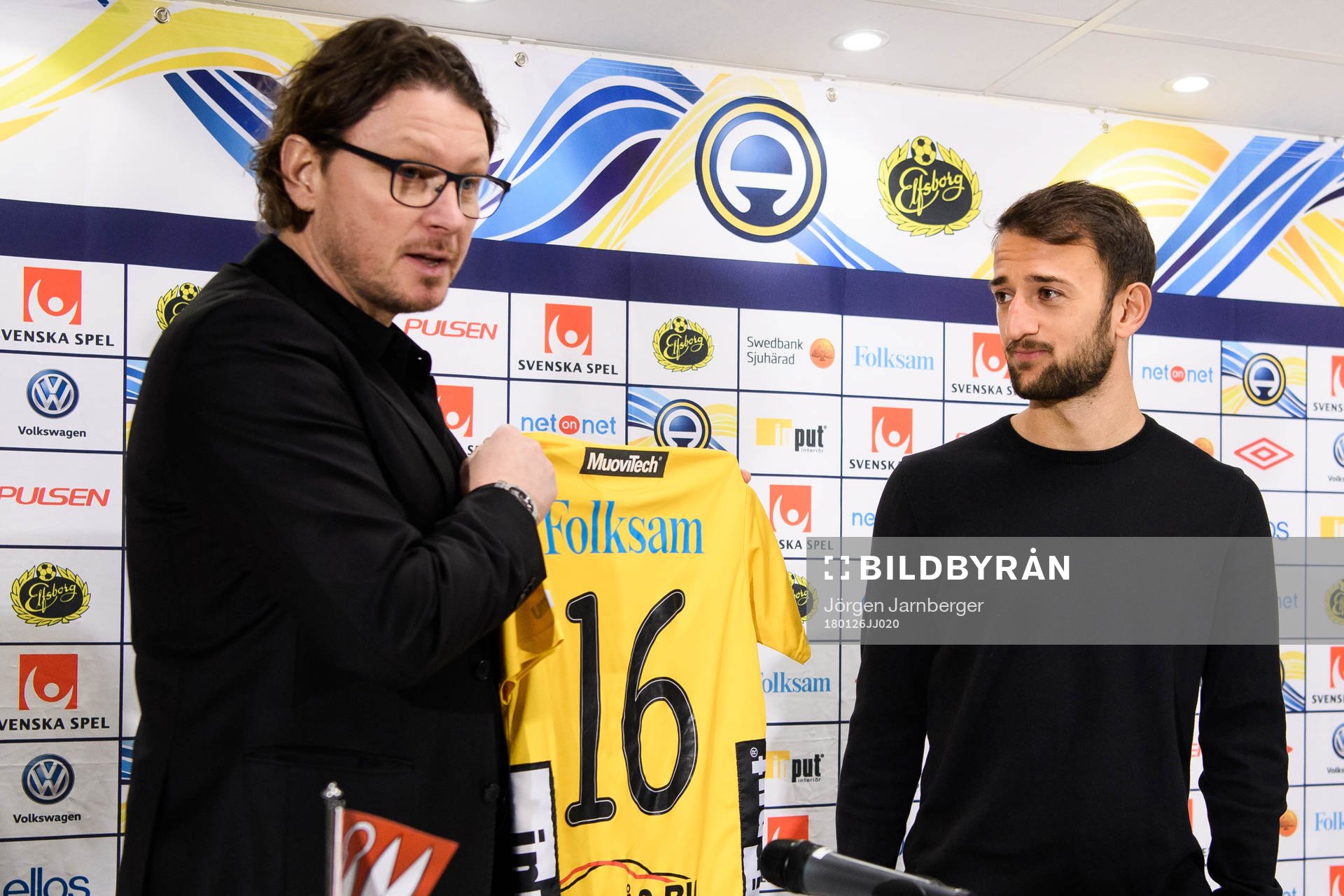 Elfsborgs klubbchef Stefan Andreasson överlämnar