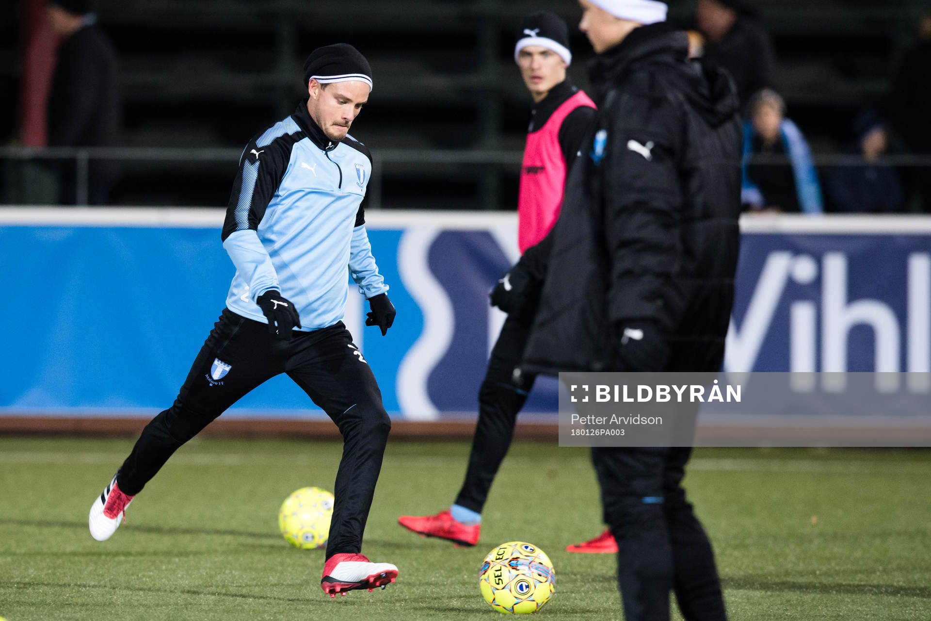 Malmö FFs Eric Larsson före en träningsmatch i fotboll