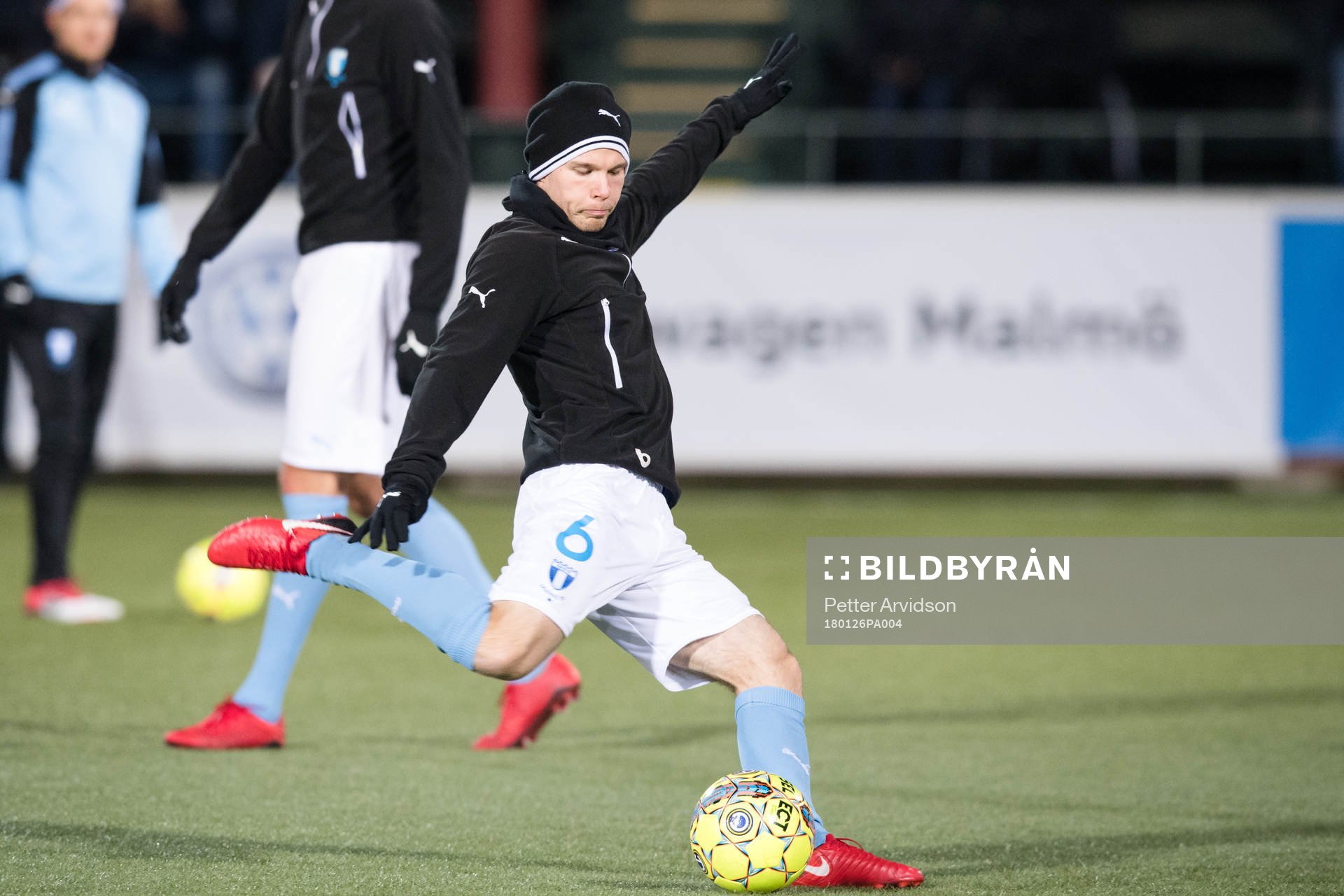 Malmö FFs Oscar Lewicki värmer upp före en