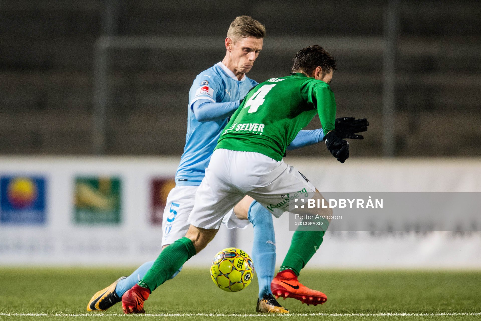 Malmö FFs Sören Rieks mot Floras Kevin Aloe