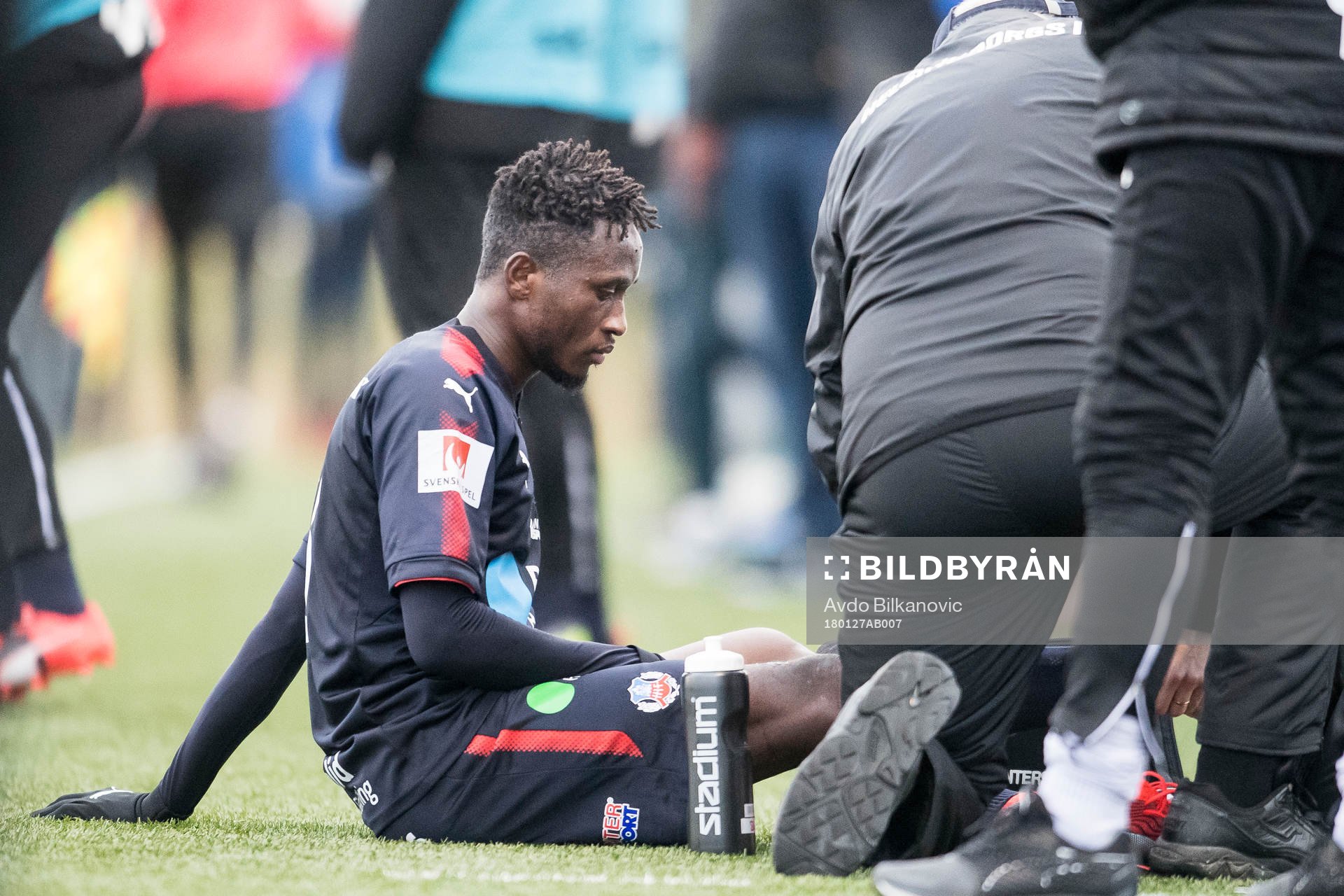 Helsingborgs Mamudo Moro får hjälp under en träningsmatch i fotboll mellan Helsingborg och Mjällby den 27 januari 2018 i Helsingborg.