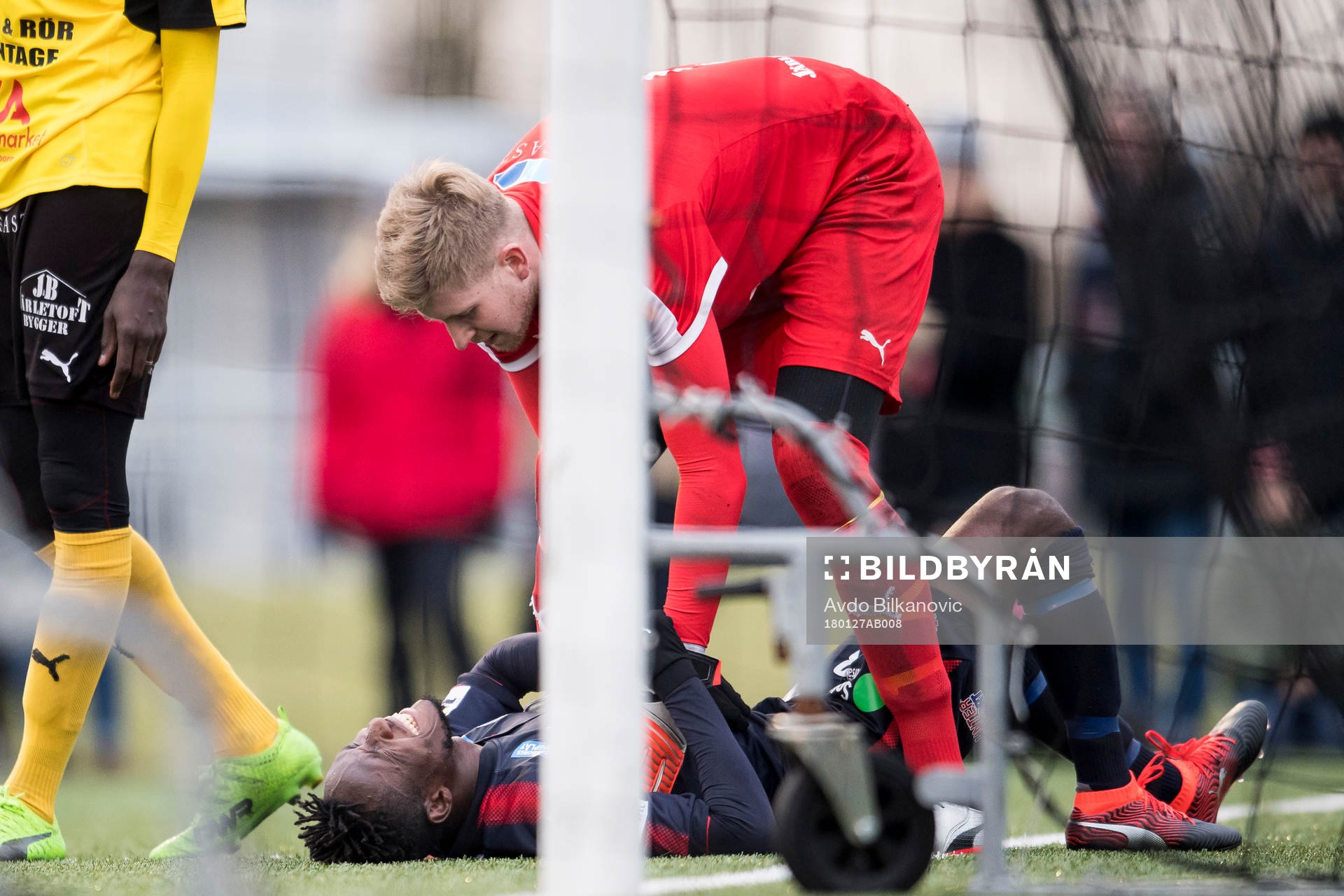 Mjällby målvakt Jesper Johansson tittar till Helsingborgs