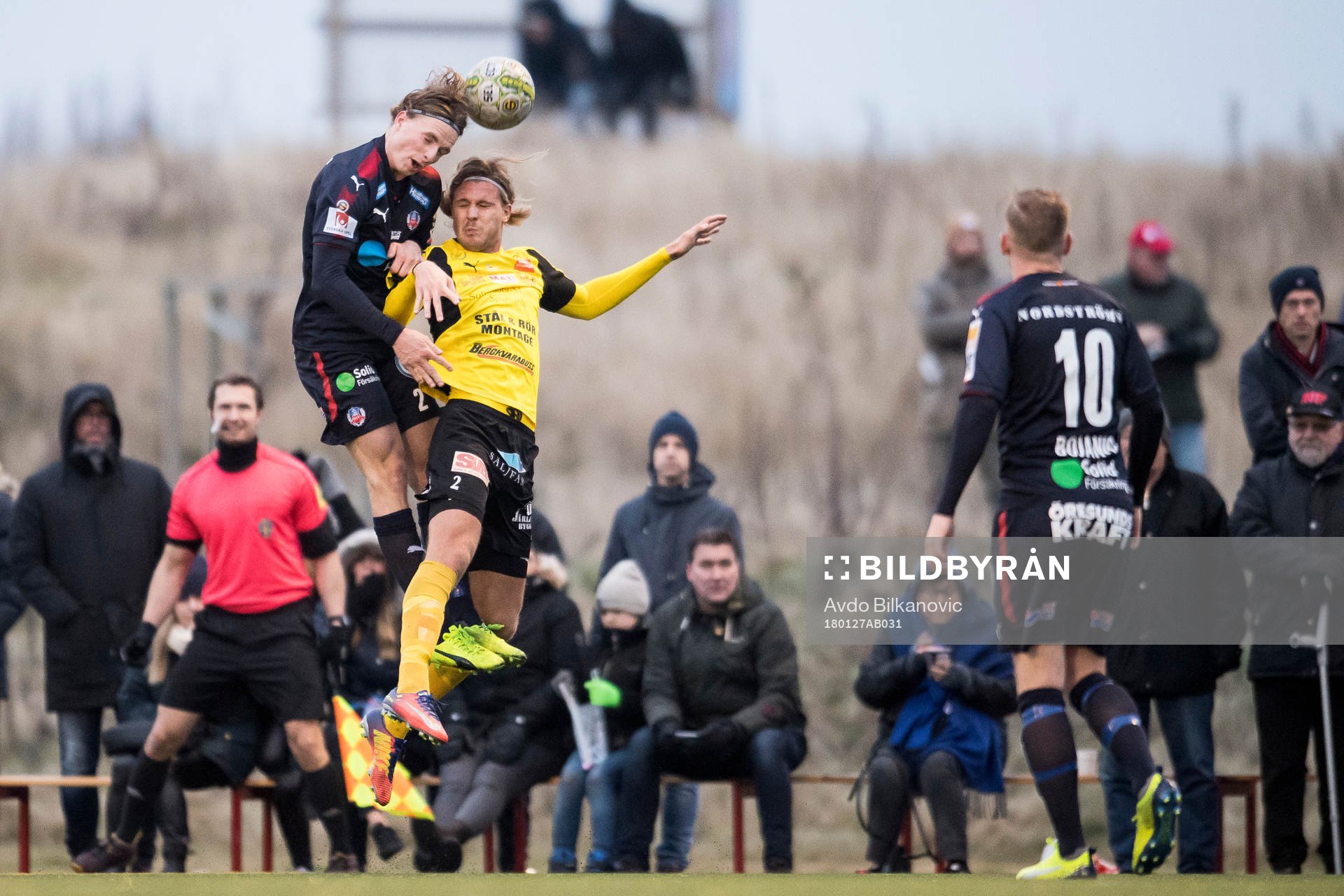 Helsingborgs Carl Johansson i nickduell mot Mjällby Simon