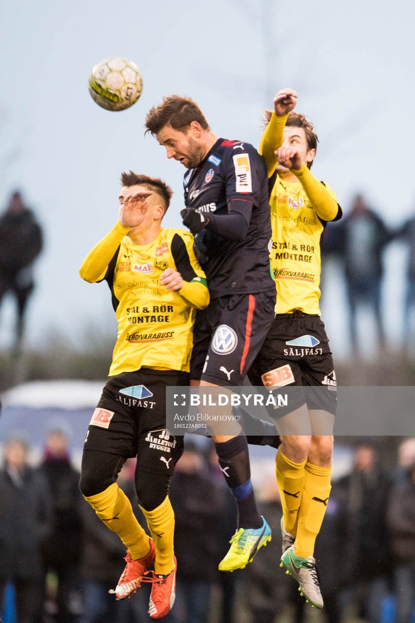 Helsingborgs Mikael Dahlberg mellan Mjällby Simon Dimitrijevic och Axel Norén under en träningsmatch i fotboll mellan Helsingborg och Mjällby den 27 januari 2018 i Helsingborg.