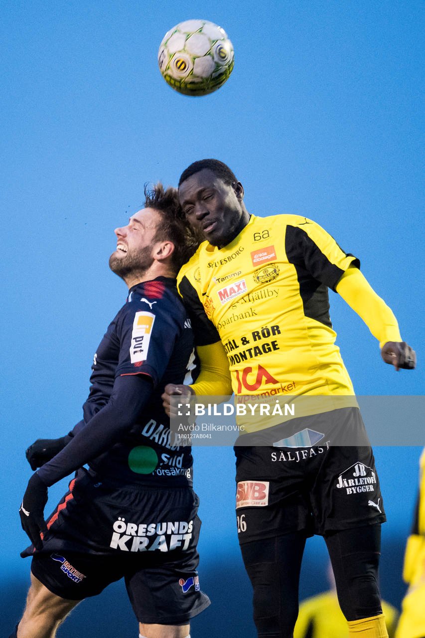 Helsingborgs Mikael Dahlberg i nickduell mot Mjällby Mohammed Mbye under en träningsmatch i fotboll mellan Helsingborg och Mjällby den 27 januari 2018 i Helsingborg.