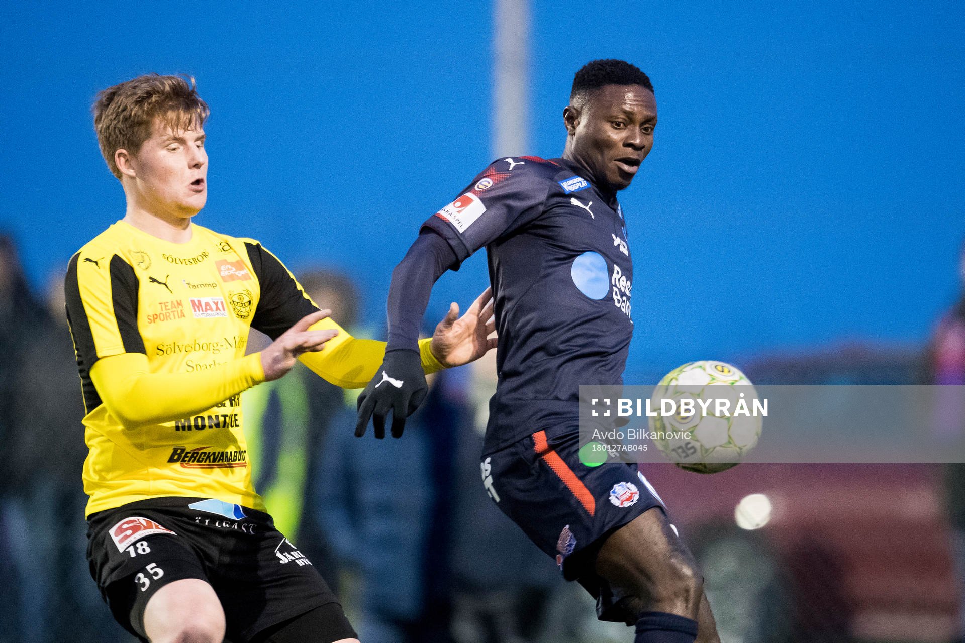 Helsingborgs Mattias Almeida och Mjällby Jakob Bergström under en träningsmatch i fotboll mellan Helsingborg och Mjällby den 27 januari 2018 i Helsingborg.