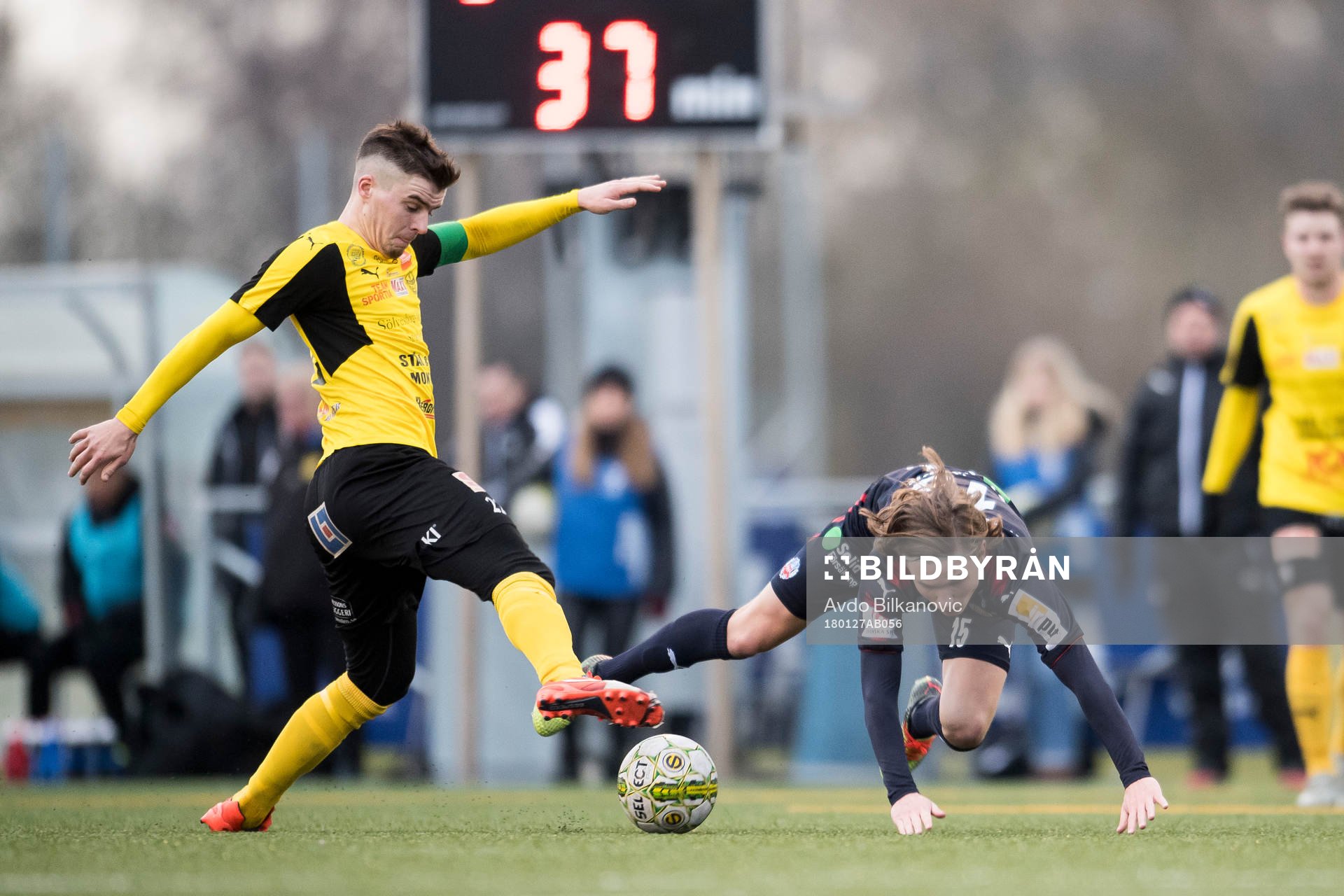 Helsingborgs Max Svensson trycks bort av Mjällby Jesper