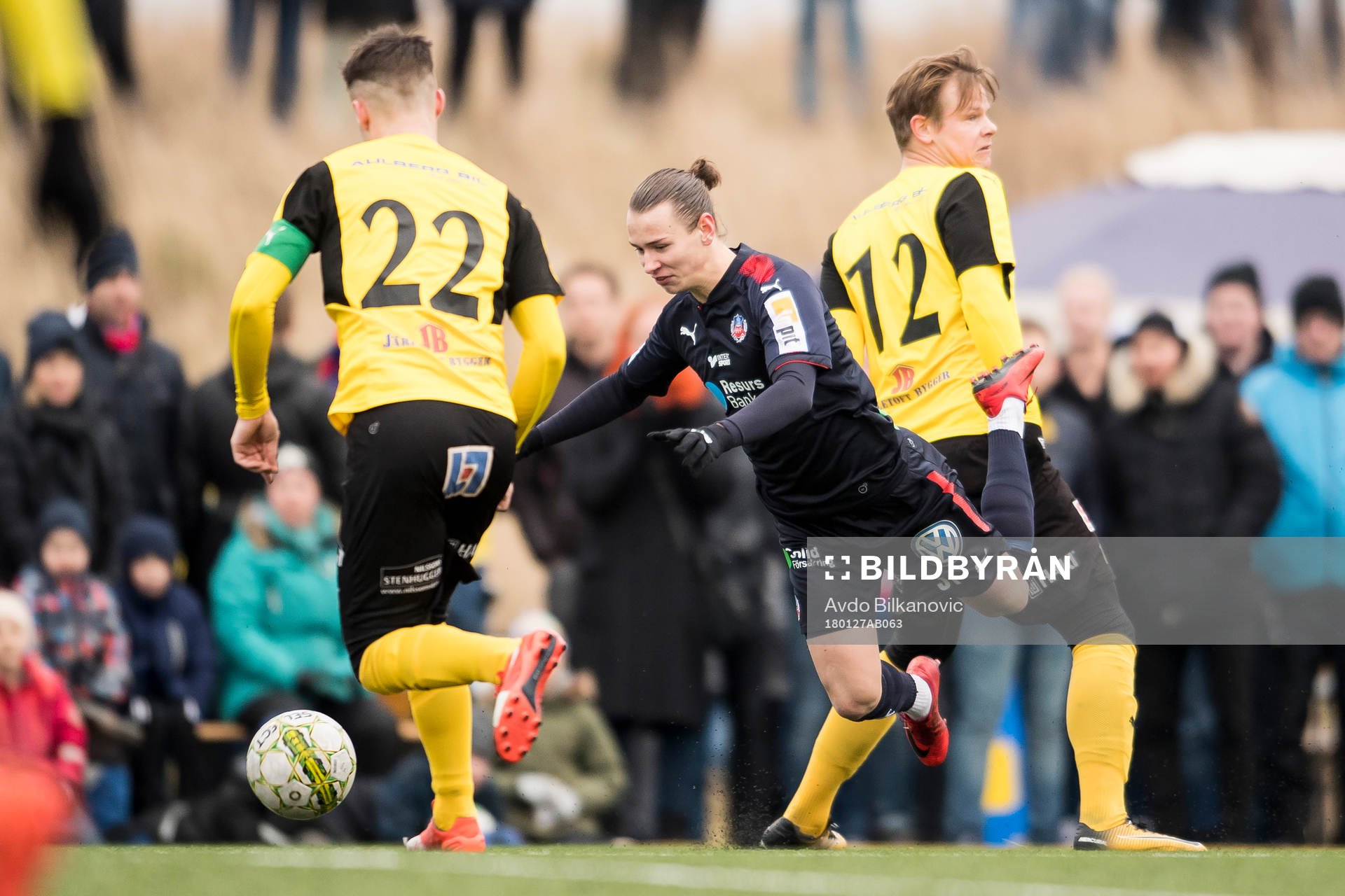 Helsingborgs Alex Timossi fälls av Mjällby David Löfquist