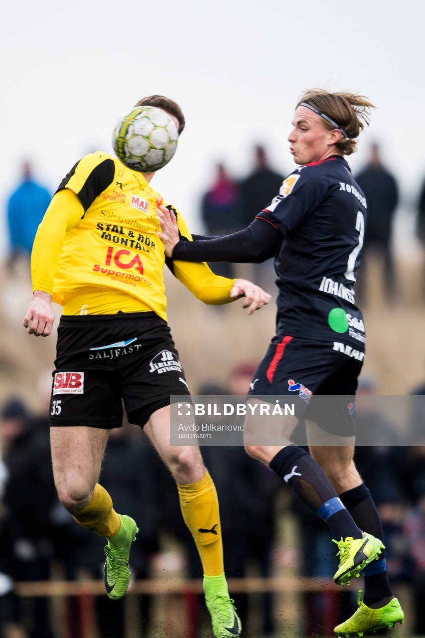 Helsingborgs Carl Johansson och Mjällby Jakob Bergström i