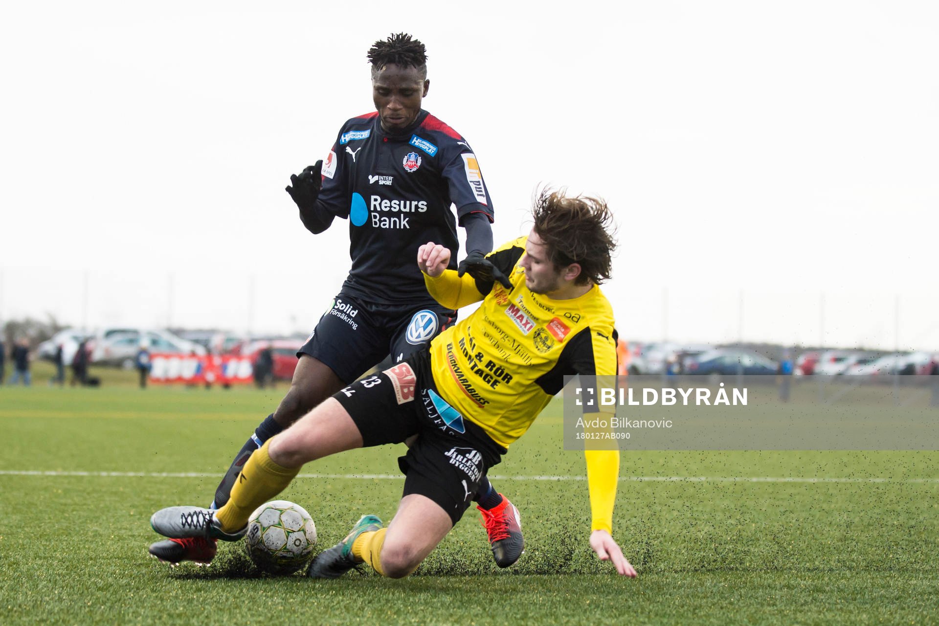 Helsingborgs Mamudo Moro och Mjällby Axel Norén under en träningsmatch i fotboll mellan Helsingborg och Mjällby den 27 januari 2018 i Helsingborg.