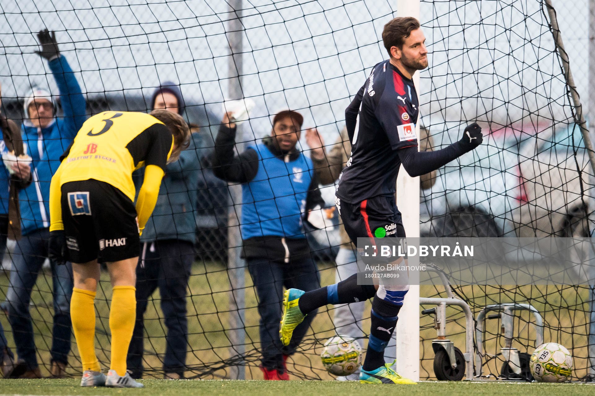 Helsingborgs Mikael Dahlberg jublar medan Mjällby Amer