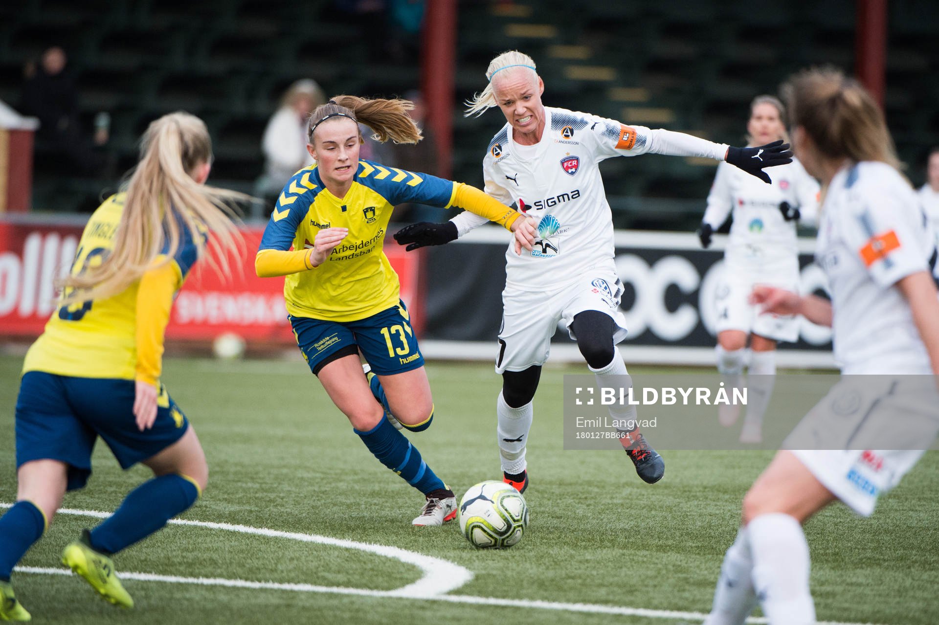 Bröndbys Kamilla Karlsen och Rosengårds Caroline Seger under träningsmatchen i fotboll mellan Rosengård och Brøndby den 27 januari 2018 i Malmö.